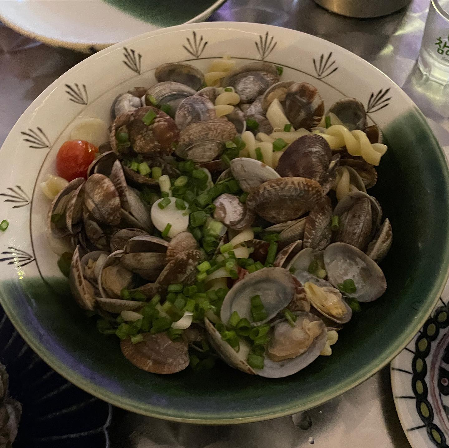 2차로 방문하게 된 마포구청역 근처 망원맛집 난바스낵
배가 불러서 가벼운 안주를 찾고 있었는데 탁월했다
바지락술찜이랑 파인샤베트를 시켰고 여긴 하이볼맛집이란 얘기가 있었지만 배불러서 소주로!

배부른날은 어딜가든 꼭 시키는 파인샤베트
아이스크림과 소주의 조합은 말할필요가 없다
안주로 먹기 부담없어서 너무 좋음
다른곳과는 다르게 바닐라아이스크림이 올라가 있어서 오히려 좋음
심지어 시나몬까지 올라가있어서 넘 맛도리였당

바지락술찜은 솔직히 맛은 있었으나 바지락마다 돌이 너무 씹혔음
해감이 덜된건지 모르겠지만 돌이 많이 씹히고 간도 좀 센편
맛은 있어서 바지락이랑 파스타면 주섬주섬 주워먹음

인테리어도 좋고 가격대비 양도 맛도 제법 괜찮은 편이라 재방문의사 있는데 그땐 하이볼이랑 맥주를 시켜야지!

#망원술집 #망원맛집 #이자카야 #난바스낵