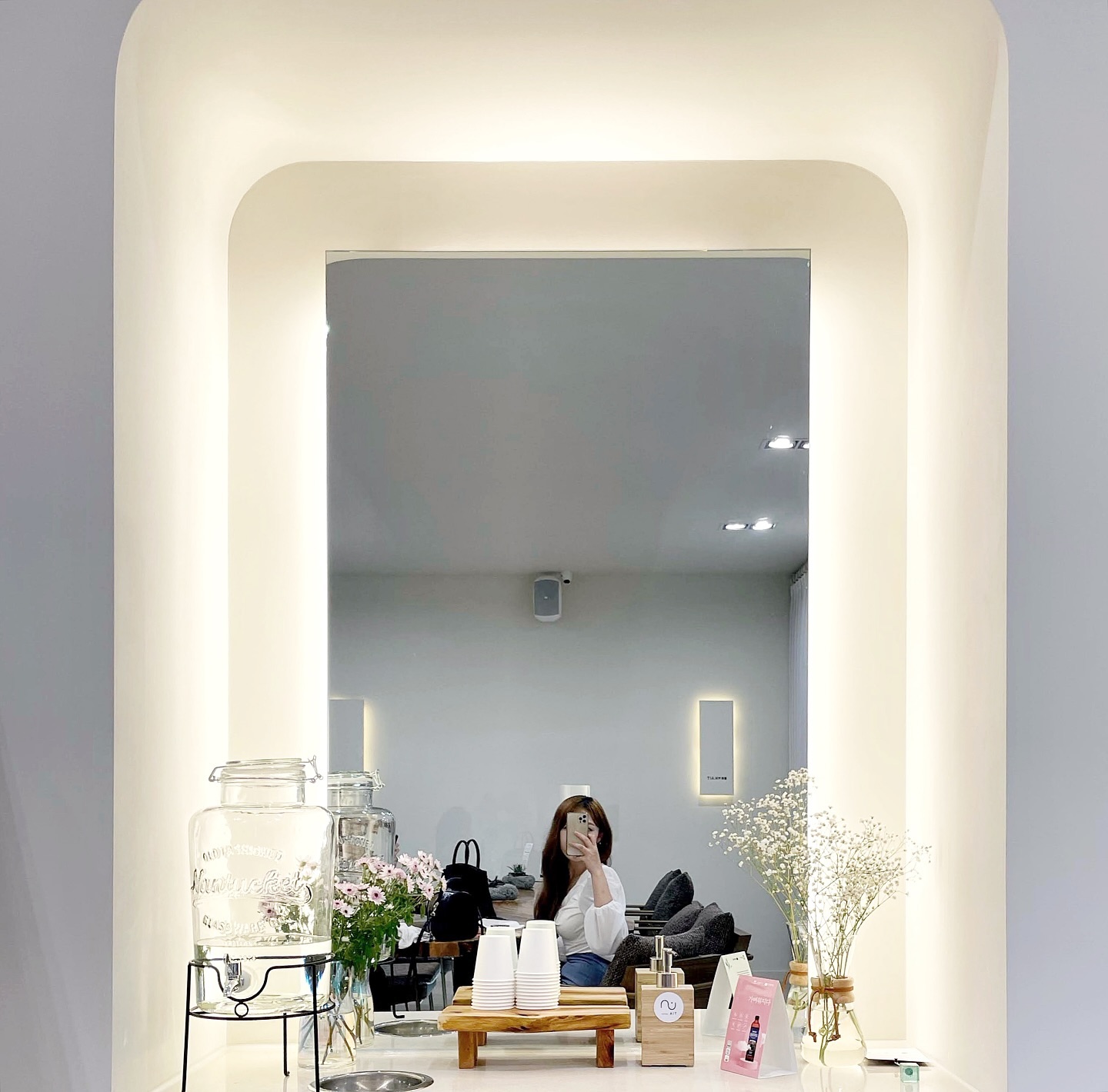 꺄아... 비가 와요 비가..
비 오고 나서는 춥겠져?

추운거 징짜 시룽데...
또 집콕만 하겠네요

다들
여름vs겨울 어떤게 나아요?
저는 여름이요!!!!!!!!
추운건 못 참고.. 더운건 참을 수 있어서
저는 확실히 더운게 나아요!!!!ㅋㅋ
 
 
.