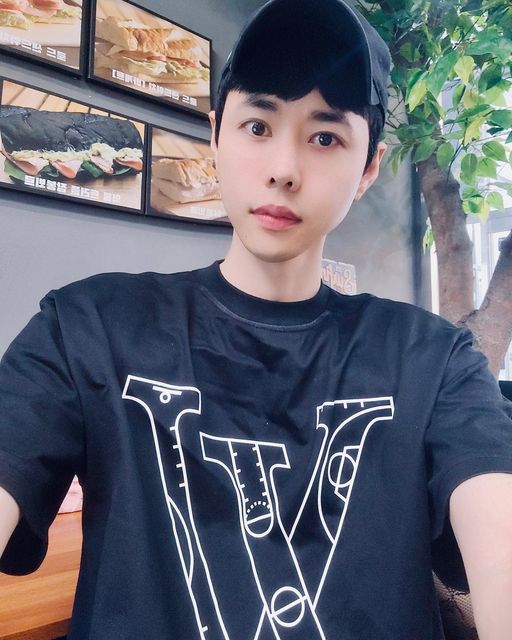 정승호 on Instagram: "바게트 샌드위치와 패스츄리빵으로 유명한 청담동 샌드위치 맛집!! 로드샌드위치 들리고 왔어용👏👏 먹물트러플잠봉뵈르는 부드러운 트러플버터향이 매력