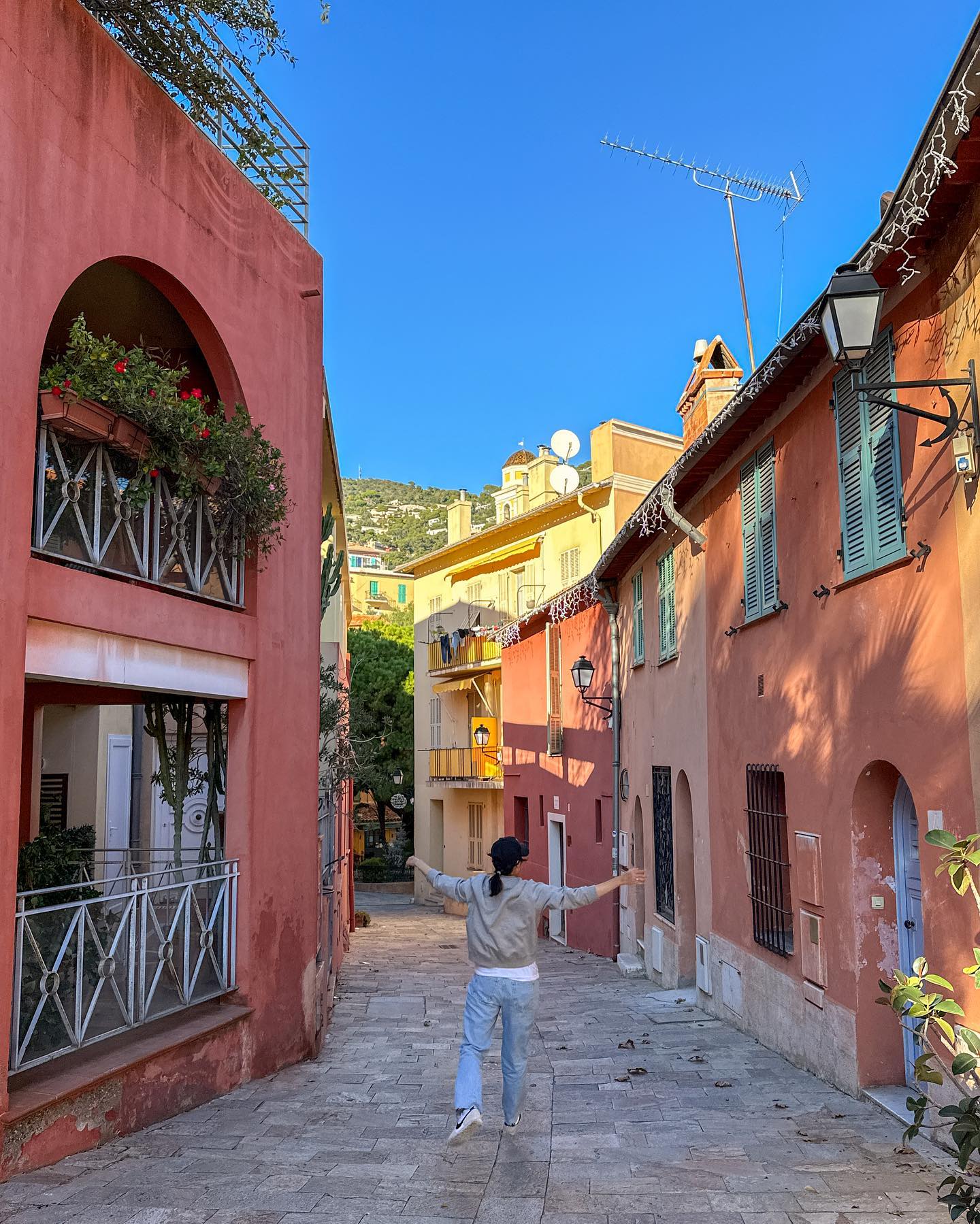 Villefranche-sur-Mer
빌프랑슈쉬르메르 아이폰 사진 모음🤍

기차역에서 내리자마자 반한 작은 도시,
이 곳에서 가볼만한 곳들 추천드릴게요✨ 

⠀

📍빌프랑슈쉬르메르 전망대
834 Bd Napoléon III, 06230 Villefranche-sur-Mer

마을 전경을 한 눈에 담을 수 있는 곳이예요. 기차역에서 5분 정도 걸어 올라가면 됩니다. 전망대에서 촬영한 사진들은 이 전 피드에서 확인 가능🧡

⠀
📍레스토랑 및 카페 
3 Pl. Amélie Pollonais, 06230 Villefranche-sur-Mer

식사도 가능하지만 저는 카페로만 이용했는데요. 역시 프랑스.. 크루아상 따끈따끈 아주 바삭하니 맛있어요. 에밀리파리에가다2에 나온 장 콕토의 생피에르성당을 바라보면서 여유롭게 즐기기 좋아요.
⠀

📍맛집 Lou Bantry
13 Quai de l'Amiral Courbet, 06230 Villefranche-sur-Mer

저는 날씨도 좋고, 바다 바라보며 식사하고 싶어서 이 곳으로 결정했는데 알고보니 해산물 맛집이더라고요. 맛도 괜찮았고, 가격이 좀 비싸다 싶었는데 양이 무척 많아요. 일단 야외 좌석 분위기가 너무 좋음 ..🫧

⠀

〰️

11월 중순에 여행할 때 여기서 한국인 딱 1팀 밖에 못봤고, 파리나 니스에 비해 관광객도 확연히 적어서 마을 자체에서 오는 여유로움이 너무 좋았어요. 

니스에서 기차로 7분, 너무 가까우니까 니스여행 하시면 근교인 이 곳도 꼭 들려주세요🫶

⠀
#니스여행 #니스 #빌프랑슈쉬르메르 #villefranchesurmer #프랑스여행 #프랑스 #남프랑스 #니스근교 #아이폰촬영 #iphonography #nice