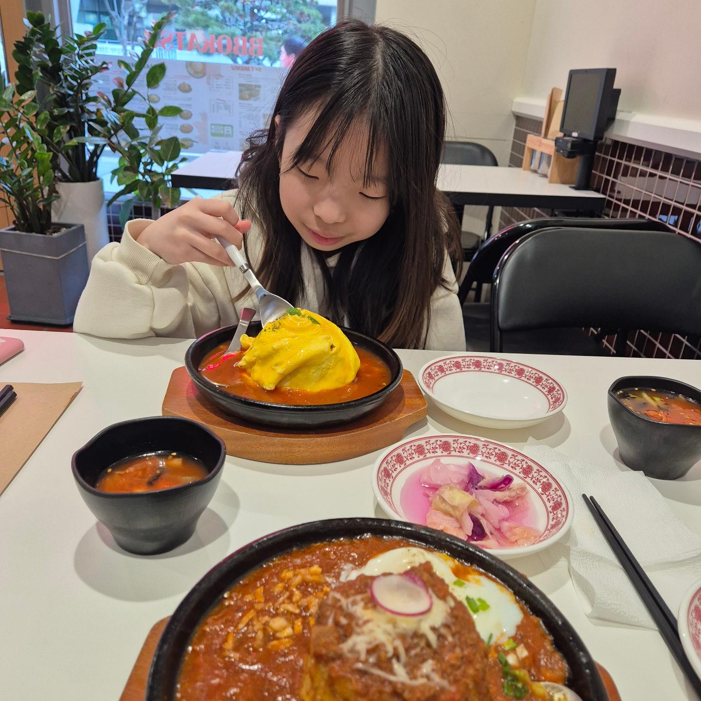 지난 일욜 도서관 갔다가...

급 서치해서 밥 먹으로~~~
회오리 오므라이스랑 누룽지 라구 덮밥

역시 주말엔 외식😋이쥬

밥먹고
아트박스 가고 싶다고
애교부려서 아트박스 가서 쇼핑하고~~~
(아트박스.다이소만 가면 눈이 빤짝빤짝)
후식으로 십원빵까지 먹고  마무리

#하윤그램 #하유니일상 ##초딩맘 
#뽀까슈 #회오리오므라이스 #라구덮밥