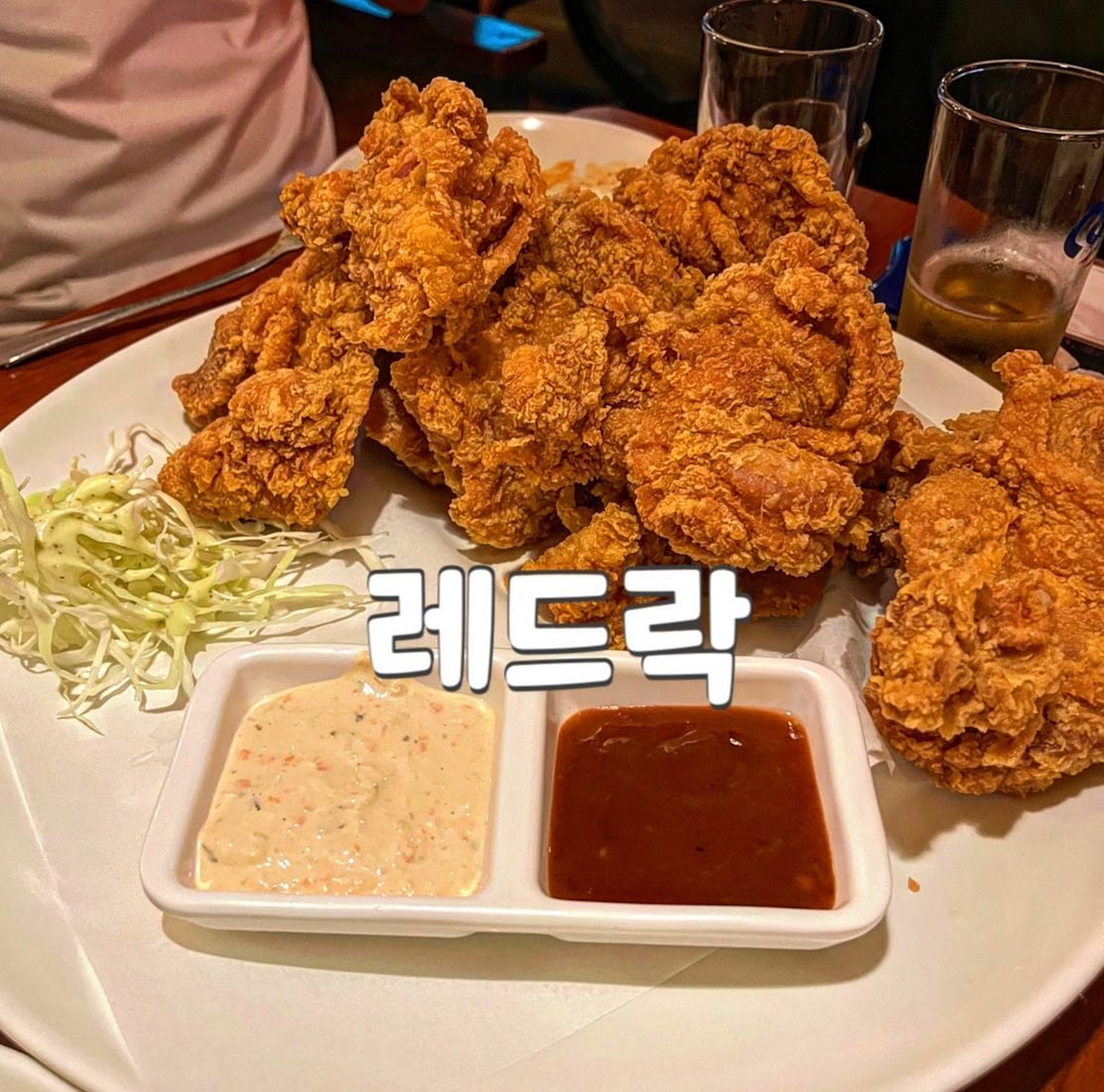 ✔️레드락

주기적으로 먹어줘야하는
치킨 👉🏻 레드락 후라이드치킨❤️

부평점 먹고 배아픈거 다들 아는사실 진짜 먹고 항상 다음날 배아픈데 제물포점은 배가안아픔 🤣

후라이드 소스에 찍어먹으면
술이 술술들어감 

골뱅이소면에 쫄면사리 꼭 추가해서 같이 먹기 😛

2명이서 5조각 시키면 배터짐‼️

▪️ Set4 후라이드B + 골뱅이무침 = 41,000
(후라이드 8조각) 

📍도화동89-28
(제물포역 2번출구 근처)
⏱17:00-01:30
☎️032-884-6867
.
.
.
#먹스타융_인천
#먹스타융_제물포