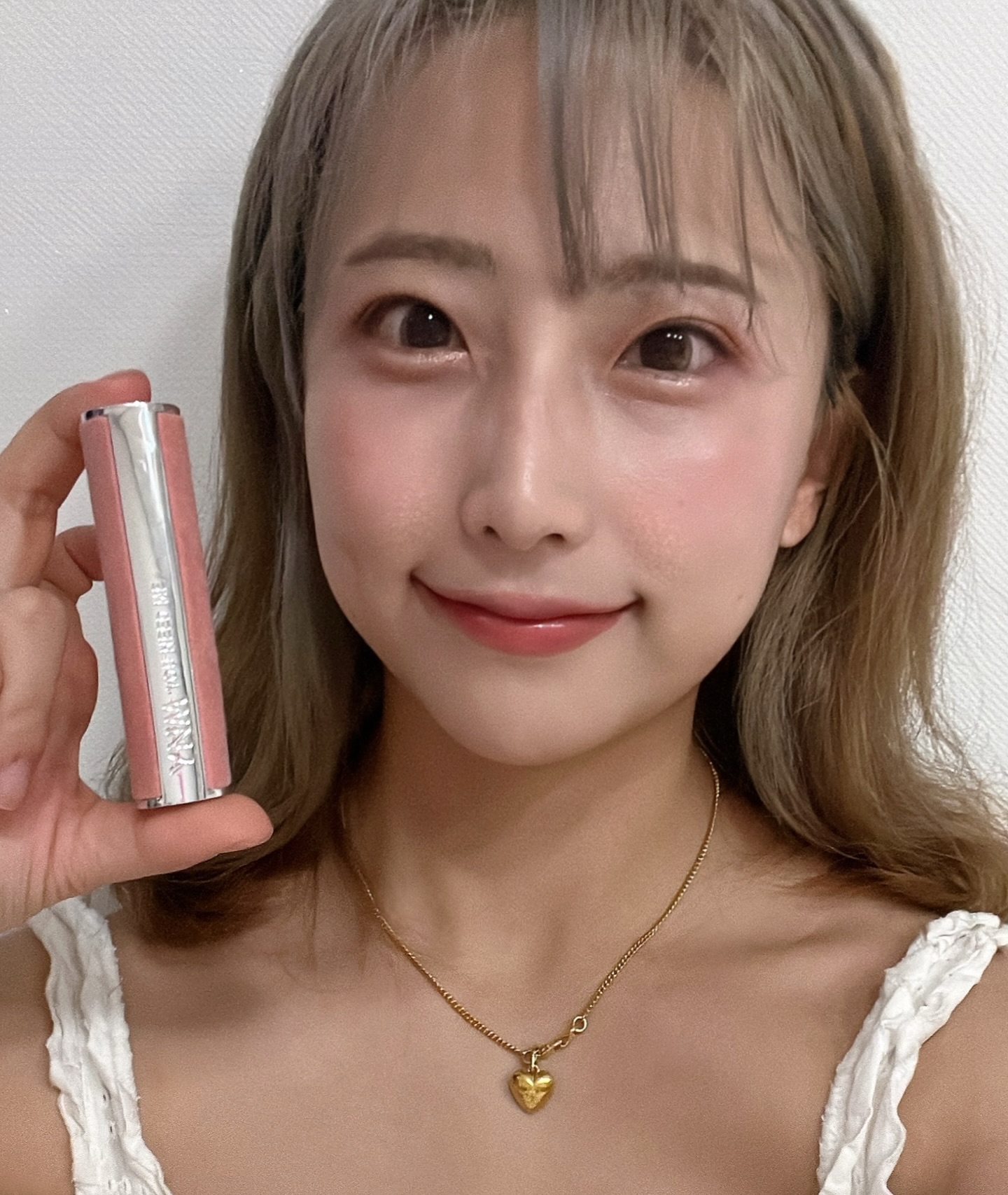 #협찬 #제품제공 ynmbeauty_official
✅ 입술에 각질이 계속 일어나는 사람들 여기 해쳐모여‼️
✅ 피부가 웜톤인 사람들 ‼️
입술에 대는 순간 아주 부드럽게 발리는 버터밤 텍스쳐의 고보습 멜팅 립케어밤 와이엔엠 캔디 글로스 밤 🍬
나는 입술이 건조한 편이라서 무슨 립을 발라도 각질이 올라오는데 정말 부드럽고 촉촉함이 오래 유지된다👍🏻
덧바를 수록 오히려 탱탱해지는 입술 발색력에 감탄이 나온다규😍
식물 유래 보습 오일 성분이 내 입술을 하루종일 촉촉하게 케어해 줘서 좋은 제품💋
내 원픽은 #06코코넛쉘 딥한 장미 빛 입술 완성❣️

.
.
.

#올리브영립밤 #물먹립 #립메이크업 #웜톤메이크업 #YNM #YNM립밤 #멜팅밤 #틴트밤 #캔디글로스밤 #ynm신제품 #멜팅밤 #립스틱 #립밤 #신상립스틱 #컬러립밤 #좋아요 #팔로우 #like #follow #likegram #좋아요반사 #좋반 #맞팔