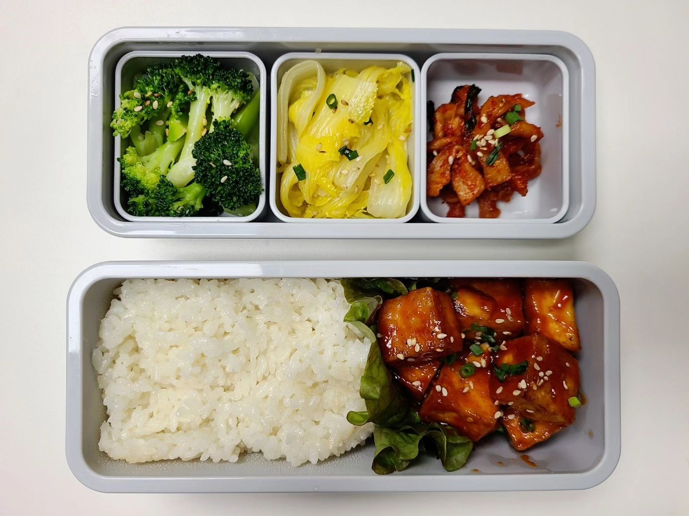 #촤촤네도시락
.
.
아침부터 흐리고 비내리니
늦잠자고 싶은 그런 날씨예요:)
.
두부 큰거 하나 사온거 
강정 만들었는데 더 많이 할것을... 

오늘도 내껀 없네. .
맛본다고 입맛만 버렸지뭐예요ㅠㅠ 
.
도시락 메뉴 🍱 
.
⚪️두부강정
⚪️브로콜리무침 
⚪️배추나물무침
⚪️무말랭이무침
.
.
#촤촤네도시락#직장인도시락#남편도시락
#남편점심메뉴#오늘의도시락#도시락기록 
#오늘도맛있게먹어#今日の弁当 #弁当記録
#koreanfood #koreanlunchbox