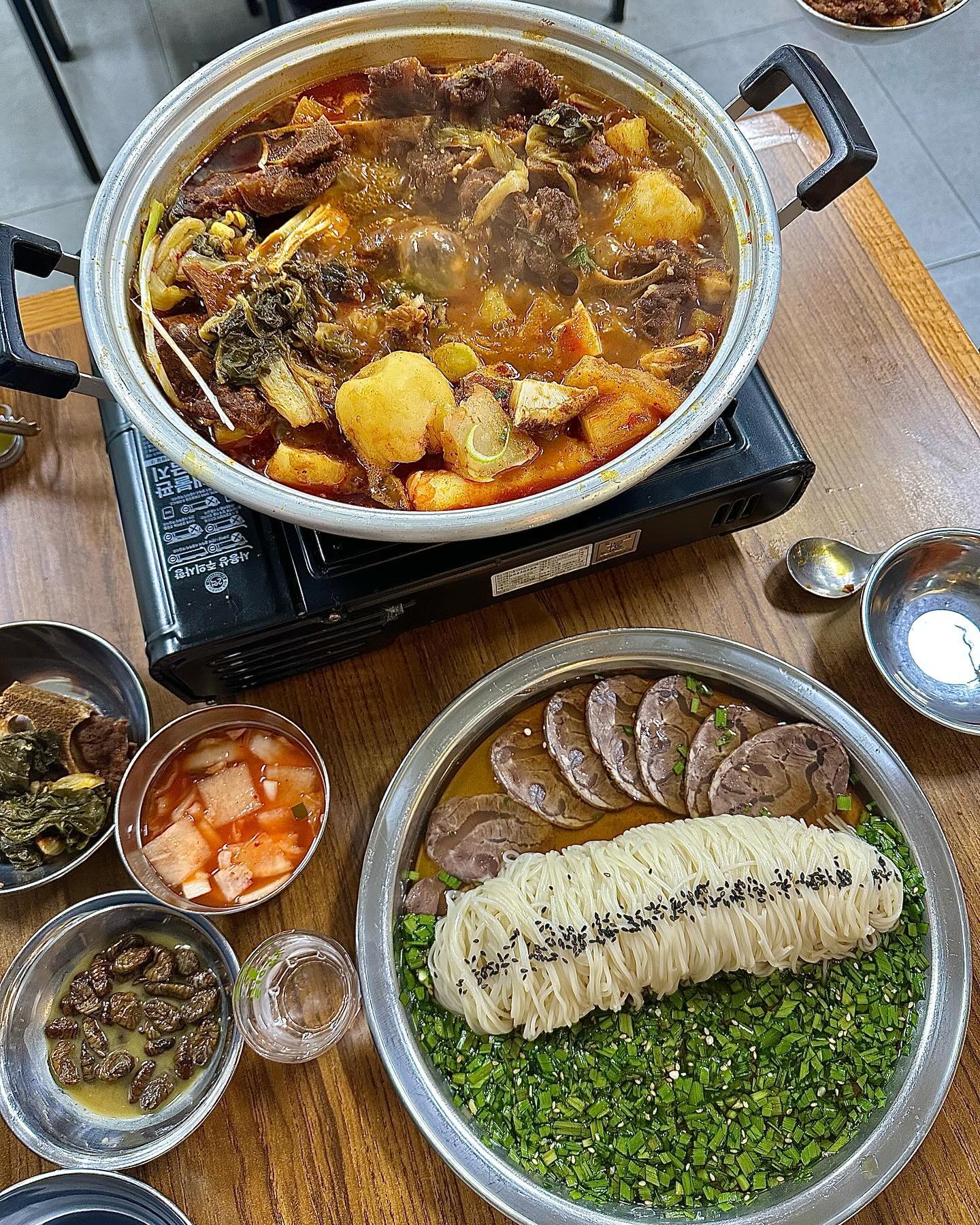 #협찬 용산 매운뼈찜 맛집 용문해장국‼️
술을 부르는 매콤달콤한 매운뼈찜과 부추 가득한 쟁반육면을 주문했어요!
얼큰하니 스트레스가 다 풀리는 매운맛!
국물이랑 같이 먹으니 너무 맛있었어요ㅎㅎ
다먹고 나갈때 사장님이 군고구마 서비스까지😖
감사합니다😊

#용산 #뼈찜 #뼈찜맛집 #쟁반육면 #용산맛집 #용산역맛집 #효창공원 #효창공원맛집 #효창공원역맛집 #용문맛집 #용산술집