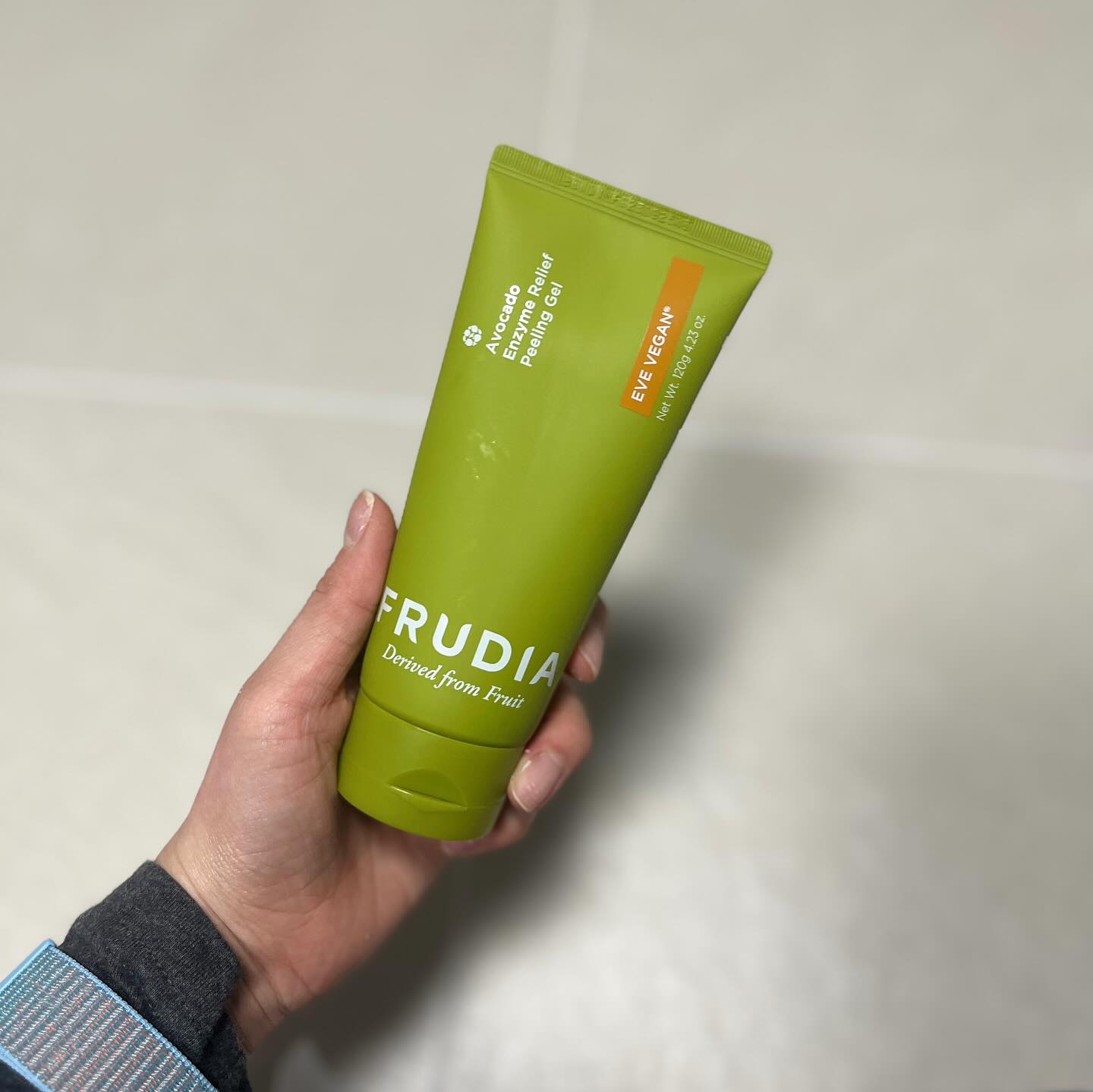 #협찬 frudia.official #후르디아 #약산성필링젤
여드름성 피부
40이 다 되어가는데도 아직도 한두개씩 올라오는 트러블때문에 각질관리 필수
피지관리 필수인데
필링젤 사용하면 피부가 부들거린다 좋아하다가도 자극적이라 나중엔 오히려 피부가 뒤집혔었는데 비건 약산성 효소필링젤인 후르디아는 자극 없이 각질제거를 해줘서 좋아요~
프랑스 이브 비건인증까지 완전 추천!

#뷰티 #각질제거 #peelinggel  #08L #필링젤 #취미 #맛집 #비건필링젤 #아보카도필링젤 #일상 #얼굴각질제거 #효소필링젤 #frudia #게임 #저자극필링젤