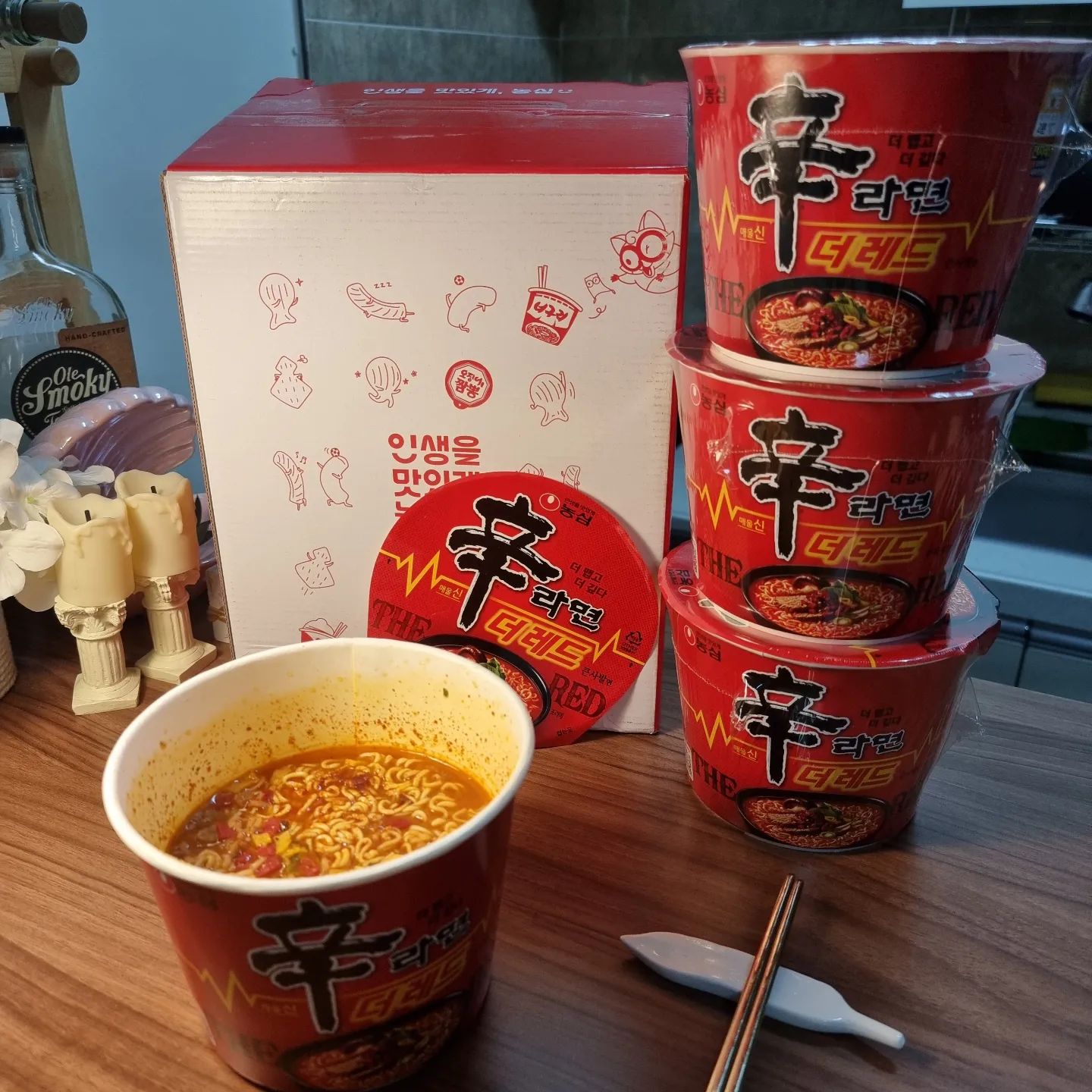🍜❤️#협찬
🍜#농심 #신라면더레드 🍜
❤️신라면 더 레드 봉지면의 인기에 힘입어 용기면이 출시!
이제 용기면으로도 신라면 더 레드를 즐길 수 있어요!
❤️표고버섯, 소고기, 청경채, 지단 등 풍성한 건더기가 들어 있으며,
봉지면과 같이 두 가지 스프로 더 깊고 진한 매운맛을 즐길 수 있어요!
❤️꼬들꼬들하고 탱탱한 면발을 그대로 즐기실 수 있어요!
❤️전자레인지 사용이 가능한 용기로,
전자레인지로 2분만에 간편하게 조리가 가능해요!
👶🏼최애 라면 신라면 블랙이었는데
신라면 더레드 나오고나서
요 매력에 푹빠짐👶🏼👍🏻
.
#hyennimmm #혠님
#농심 #신라면 #신라면더레드 #농심컵라면 #컵라면 #신라면더레드큰사발 #큰사발 #신라면더레드컵라면 #라면 #매운라면 #shinramyun #nongshim #shinramyunthered #셀러뷰
#혠님화성 #혠님라면
#좋아요반사 #맞팔 #소통 #일상
#instafood #instagood