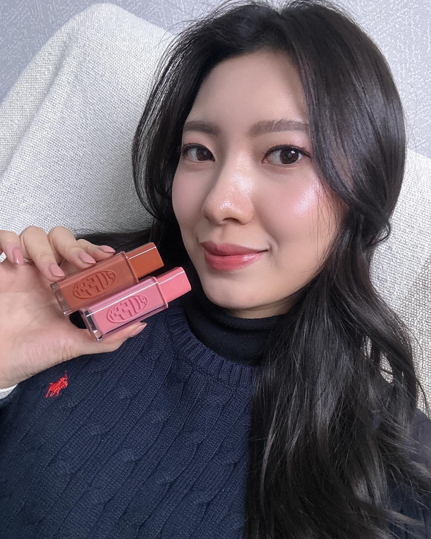 #협찬 #입큰 퍼피 글로우 틴트&플러피 립펜슬 신규 컬러 출시✨

퍼피 글로우 틴트는 웜톤,쿨톤 모두 사용할 수 있는 웨어러블한 8가지 컬러 구성으로 53%의 수분 세럼과 최적의 오일 배합으로 수분 가득 젤리 텍스처예요. 요플레 현상 없이 수분,오일 2중 코팅으로 볼륨과 광택효과까지💕

솜털같은 보송한 텍스처인 플러피 립펜슬 라이너로 부드럽게 립 라인 그리고, 밀키 크림 텍스처 립 쿠션으로 자연스럽게 색채워주기! 스펀지 부분에 제형이 묻혀져 있는 부분이 있어서 립펜슬 하나만으로도 립메이크업 가능!🥰

🎁 입큰 플러피 립펜슬 올리브영 온라인몰 런칭 & 올리브영 1위 틴트 퍼피 글로우 틴트 신규컬러 출시 기념 이벤트!
- 올리브영 기획전 (1/22 ~ 1 /31) 기간 동안 13,000원 -> 8,840원 (32%) 할인, 선착순 플럼핑 립밤 본품 증정 및 2만원 이상 구매 시 5% 추가 할인 쿠폰 적용 가능 (최대 5,000원)

#올리브영립펜슬 #립펜슬추천 #오버립메이크업 #솜털핏립펜슬 #퍼피글로우틴트 #꿀착코팅틴트 #입큰틴트 #글로우틴트 #올리브영틴트 #틴트추천 #립펜슬추천 #플러피립펜슬