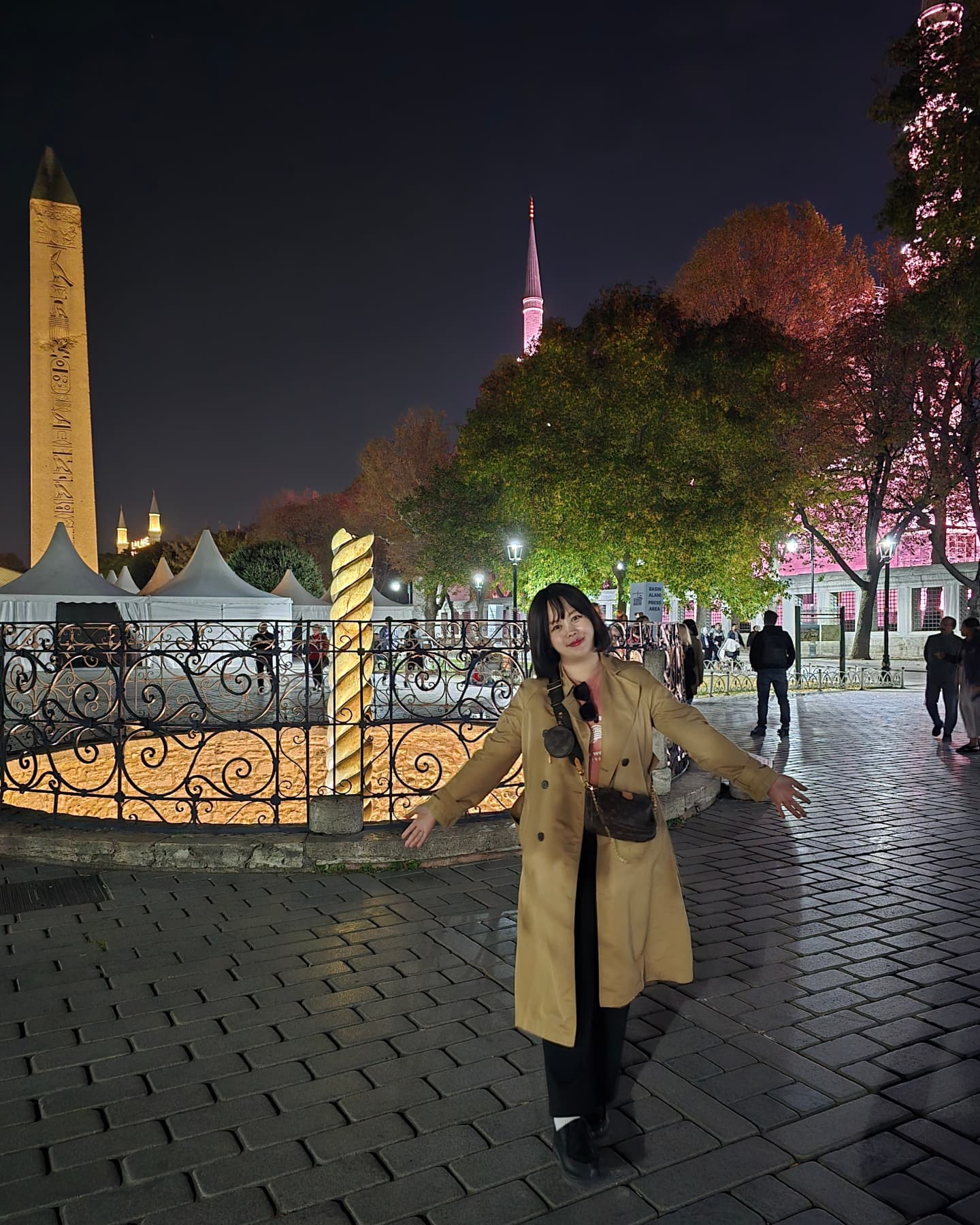 #이스탄불 을 떠나기 전
5박동안 머물던 우리 호텔 앞에서 찍은 마지막 사진

우리호텔은 #술탄아흐메드광장 에 위치해
#블루모스크 와 #오벨리스크 가 바로 앞에 있어 최고의 뷰였다 

구시가지의 웬만한 유적지, 관광지들을 걸어서 갈 수 있는
최고의 위치였으며
#아야소피아 성당 대기줄 짧은날 눈치게임도 가능했다

도시와 바다, 수많은 유적지와 유물, 
유럽과 아시아를 오가며 수많은 강아지와 고양이가 공존 하는 곳

너무 너무 좋았던 엄마와의 #튀르키예 여행🇹🇷

#터키 #튀르키예 #여행 #여행스타그램 #터키여행 #turkey #türkiye #istanbul #술탄아흐메드모스크