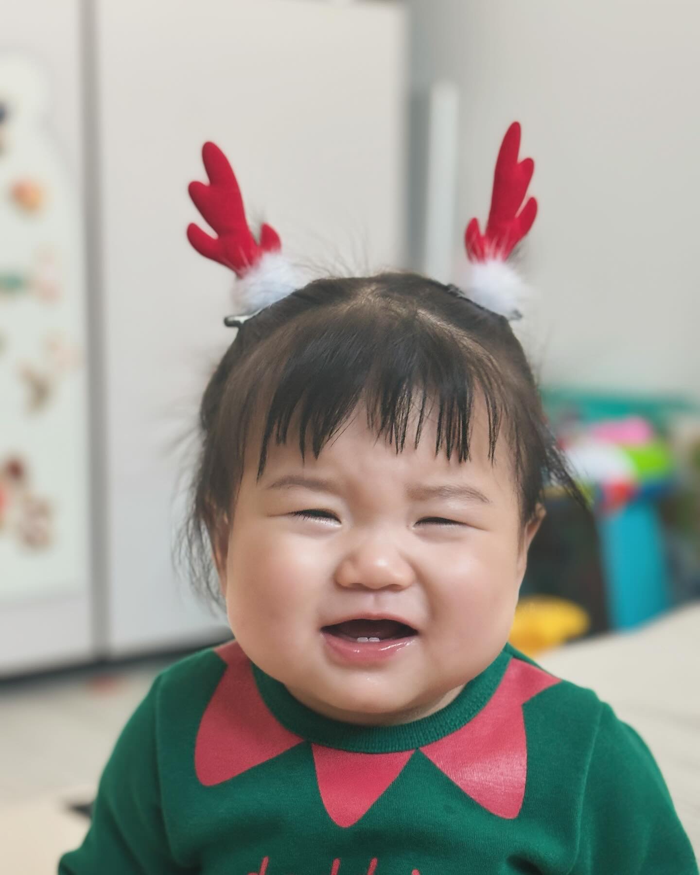 셋이 처음 맞이하는 크리스마스🎄
언제 크나 싶었던 시간은 까마득히 지나가고
엄마는 회사 복직을
울 애기는 첫 사회 생활인 어린이집부터
짝짜꿍 곤지곤지 부우 메롱 
이것저것 다 따라할만큼 큰 9개월이 되었네

지나고보면 너무 빠르게 지나가는 시간들
내 전부인 우리 시아의 모든 순간을
더욱 행복한 시간들로 추억할 수 있기를

사랑해 내 사랑❤️
 
#육아스타그램 #딸스타그램 #메리크리스마스