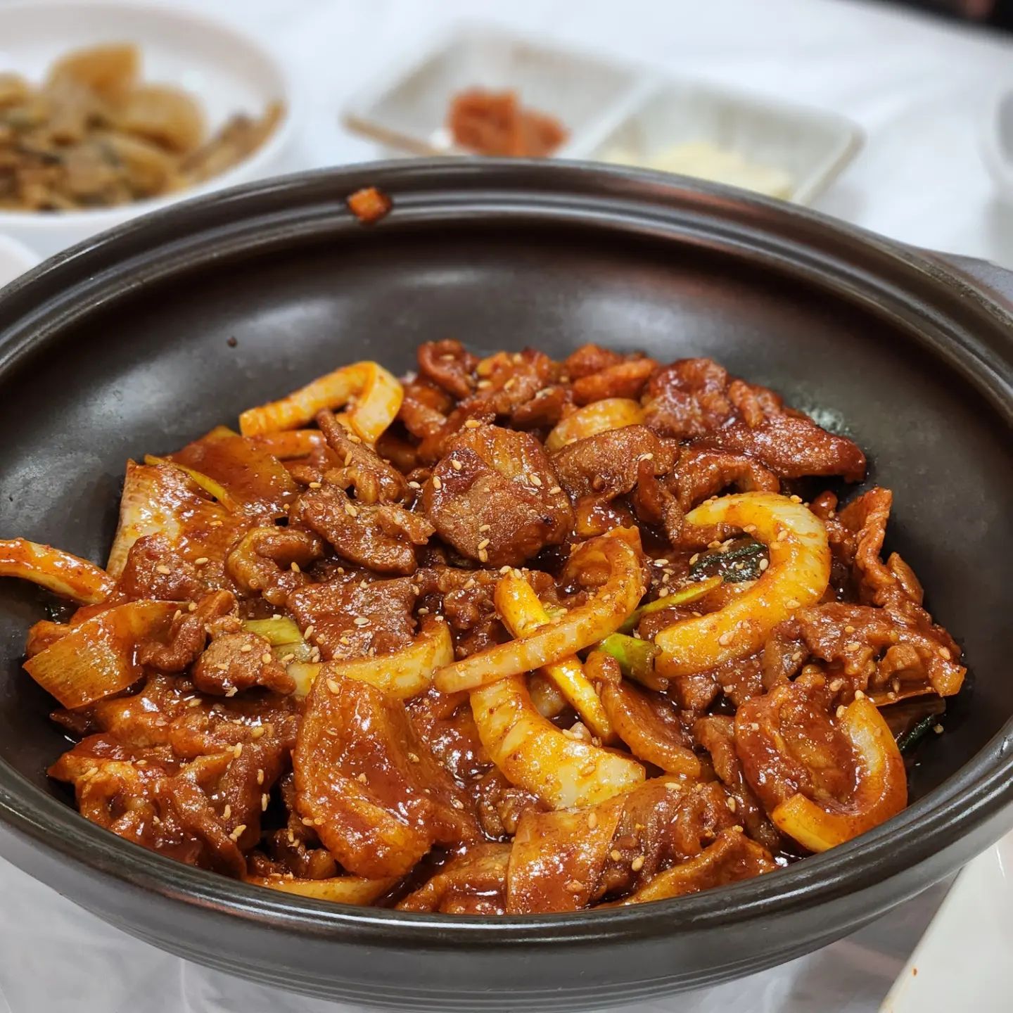 현지인 맛집 군산의 밥상

소룡동에서 가성비 좋은 백반을 먹고 싶을 때 가는 곳이다.

1인 1 생선구이에 각종 밑반찬이 엄청나다.

메뉴판을 보면 간을 잘 맞춰야 하는 메뉴가 대부분인지라 손맛에 자신있다는 것을 간접적으로 느낄 수 있었다.

제육볶음은 고기 양도 많고 양념이 밥 비벼먹기 딱 좋았고
같이 나온 된장찌개는 구수 칼칼해서 계속 숟가락을 들게 만들었다.

동네주민들이 좋아하는 곳은 역시 이유가 있다.

#군산맛집#군산맛집추천#소룡동맛집#소룡동데이트#소룡동닭볶음탕#군산밥집#군산백반#군산한식#군산시맛집#군산맛스타그램#군산술집#소룡동술집#군산핫플#소룡동회식#군산의밥상