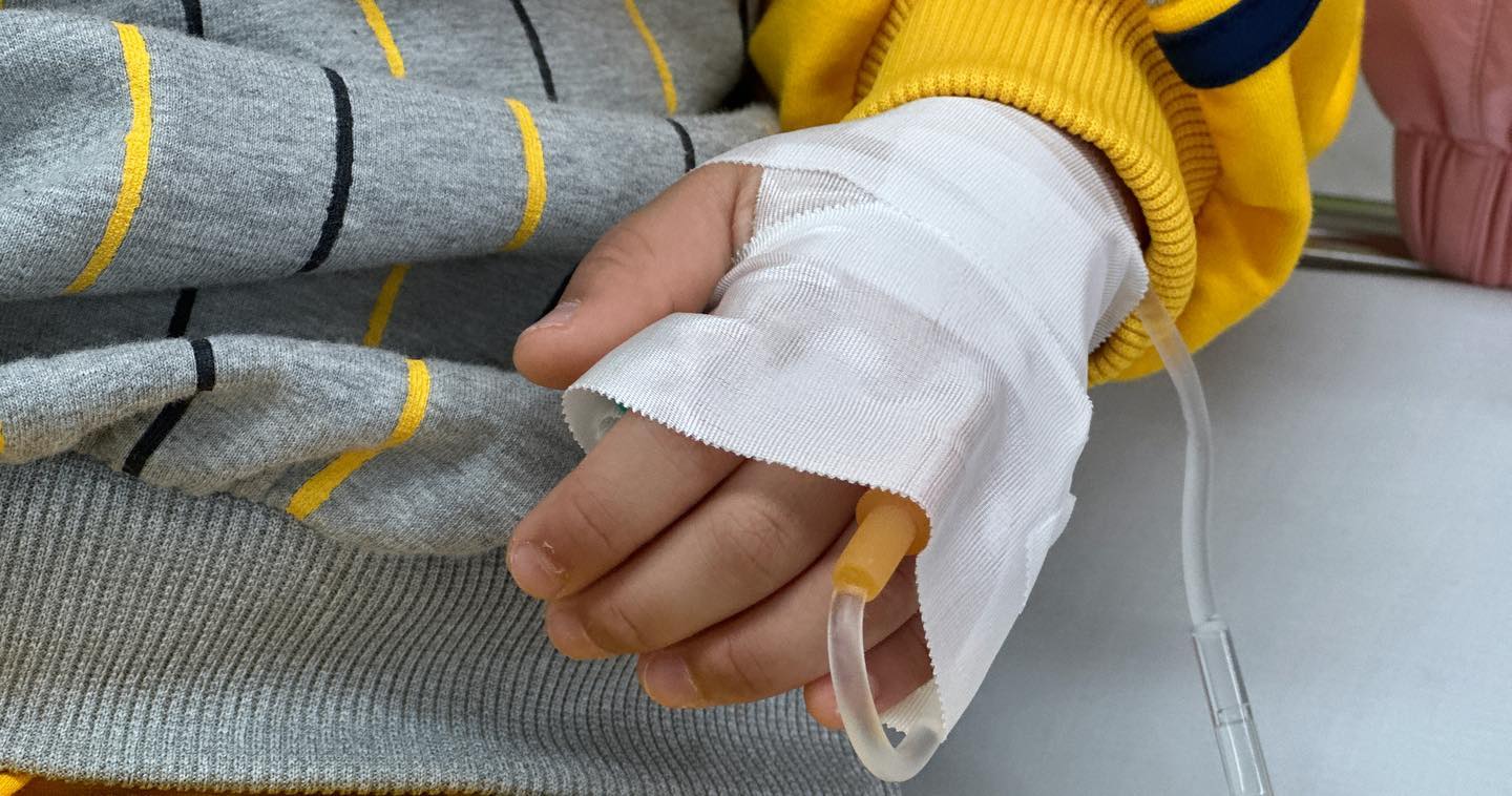 아이를 둔 엄마들이 병원에 들이는 시간이 얼마나 될까? 오늘도 하루종일 병원 신세. 예상했던만큼 심각하진 않았으나 육체적인 피로보다는 정신적인피로도가 높은 병원 왕래 😅 .. 올 겨울도 피할 수 없나보다. 안 아플 순 없지만 병원에 가는 시간은 줄이고 싶다: 시간이 아쉬운 요즘.. #소아과진료 #아동병원진료 #지긋지긋한감기 #빨리낫자