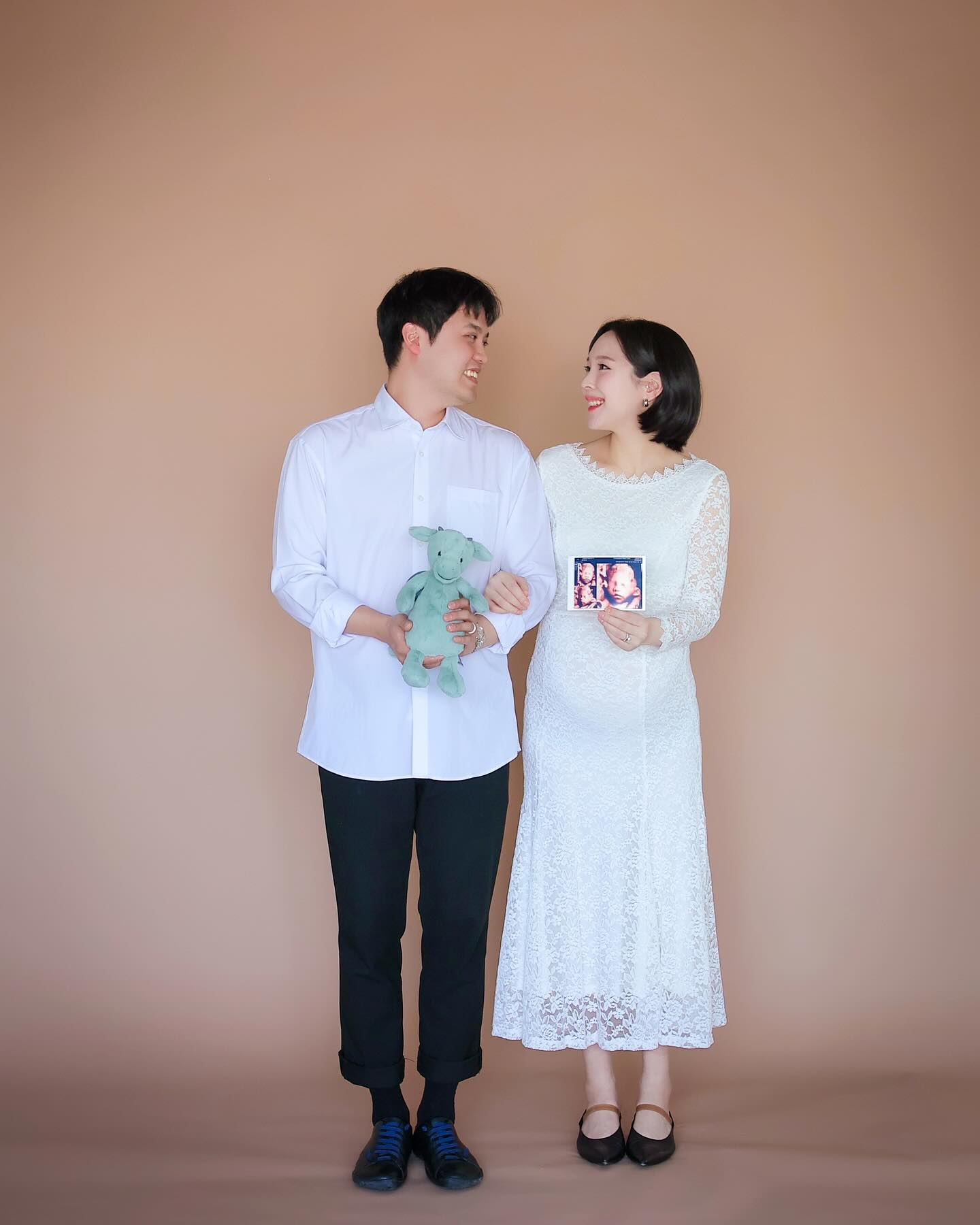 D-28, 드디어 10개월 진입👶🥹🩵!!
뽀뇽이 세상밖에 나오면 
순간순간의 자연스럽고 소중한 모먼트는
엄마, 아빠가 각자의 카메라로 직접 잘 담아줄게📷
(Special thanks to jeseungwoo 
a.k.a 최수종 아니고 우수종ㅋㅋ)

#10개월임산부 #만삭사진 #셀프촬영 #👩‍❤️‍👨