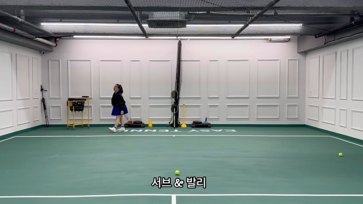 🎾191st Lesson🎾 

이제 나도 한다 서브 & 발리 ☄️☄️
연습 때 시도 때도 없이 앞으로 튀어나가니까 다들 그러려니 해주세요..😅

📌 Lesson note
1️⃣ 서브 넣고 앞으로 나오는 힘에, 원투쓰리 스플릿 첫 발리! 
2️⃣ 발 밑으로 오는건 최대한 네트에 뜨지않게 리턴 (전위가 포칭 나옴)
3️⃣ 첫 발리 전위한테 주지말기 
4️⃣ 첫 발리 하고 공이 간 쪽으로 더 붙어주기