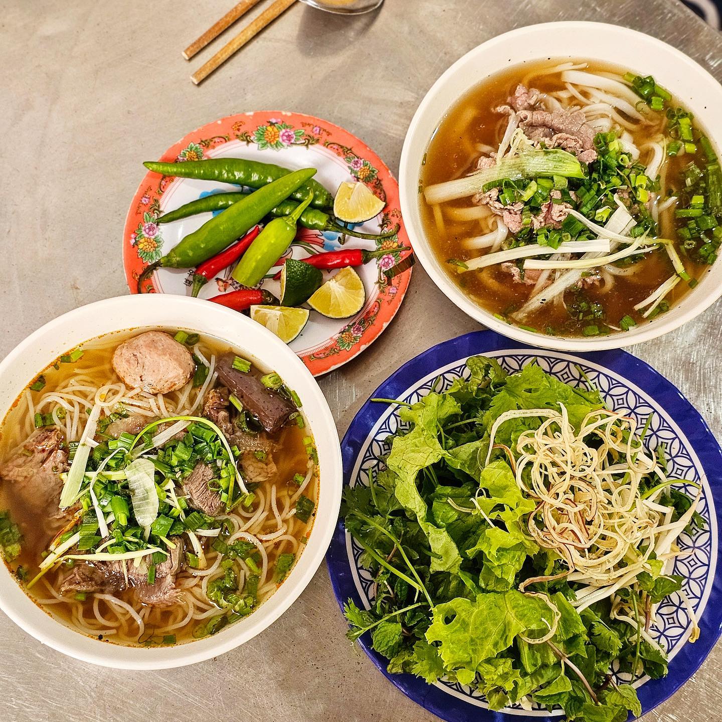 그냥 지나가다 아무 집이나 가도 너무 맛있었던 베트남 쌀국수🍜 
요렇게 다 해도 우리나랏돈으로 3,500원? 이여서 지나가다 배고프면 쌀국수 먹기😋❤️
조식이나 투어에서 주는 쌀국수는 향신료가 심해서 못 먹겠는데🥲 오히려 현지 할머니들이 해주는 곳은 국물까지 다 맛있던👍🏻👍🏻

남들은 베트남 가면 1일 1마사지를 한다는데 나는 1일 1쌀국수🍜
분보후에 처음 먹어봤는데 너무 맛있당❤️
쌀국수 또 먹고 싶당😋
.
.
#다낭여행 #다낭맛집 #다낭자유여행 #다낭쌀국수 #베트남쌀국수 #베트남여행 #베트남음식 #베트남맛집 #danang #danangfood #đànẵng #danangtrip #미케비치맛집 #미케비치 #맛 #맛집스타그램 #맛있다그램 #먹방스타그램 #먹스타맞팔 #먹팔맞팔