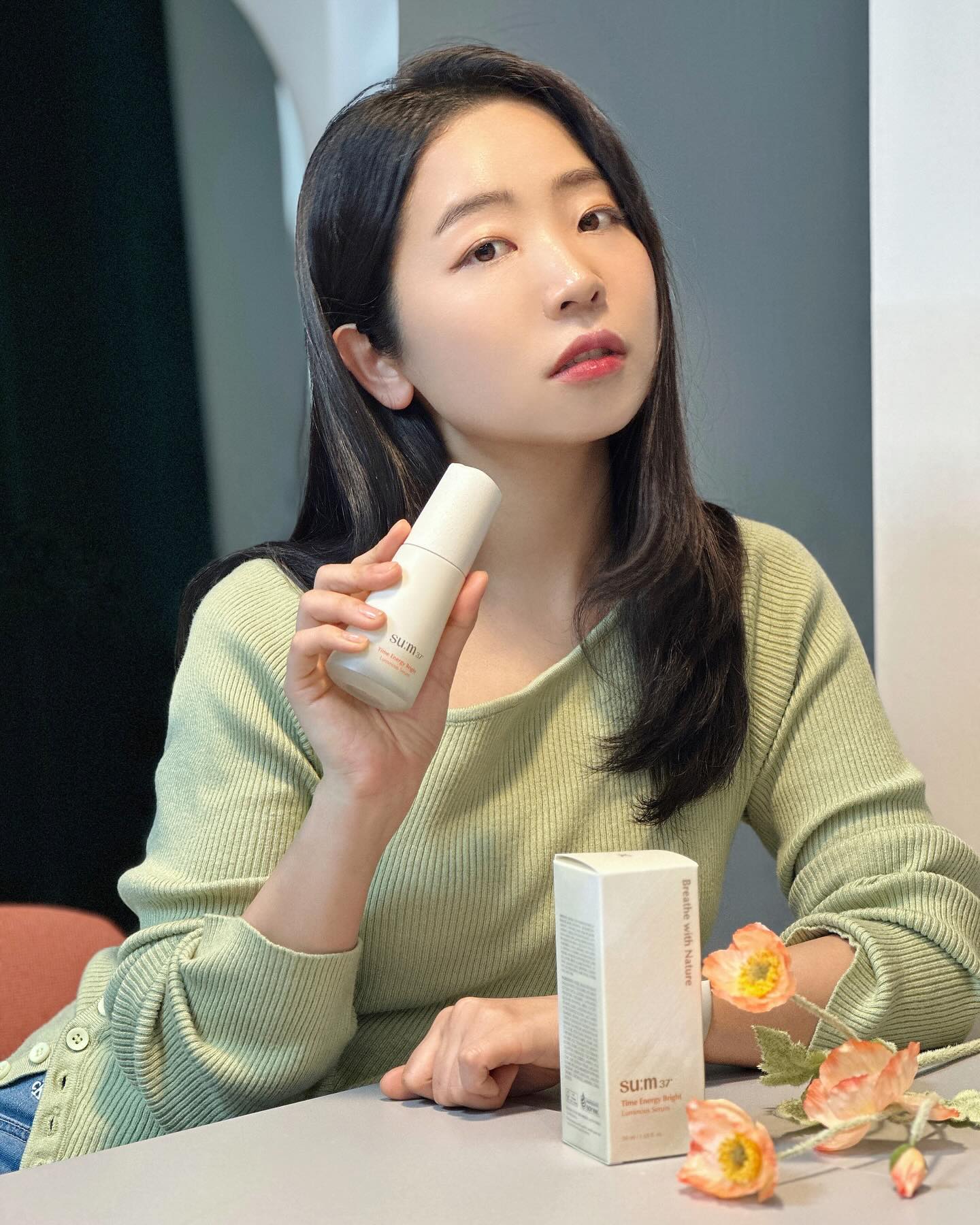 #광고 
모공, 결, 광채, 톤, 잡티, 각질, 다크스팟 7가지를
한번에 관리할 수 있는 
숨37º 의 타임 에너지 브라이트 루미너스 세럼 소개할게요!
 
패키지도 너무 고급스럽죠?!
모공 뿐만 아니라 바르면 피부의 흠과 결점들을 7일만에
개선해주고 매끄럽고 투명하게 빛나는 이슬 피부로
만들어주는 멀티 브라이트닝 세럼입니다🥰
 
농약/화학 비료를 전혀 사용하지 않는 청정 팜에서 기른 
허브 4종을 채취해 하루동안 이슬 발효를 통해 완성한 
팜-일루미액트™ 이구,브라이트닝 성분부터
비타민 C와 항산화력을 지닌 토코트라이엔올, 
진정 효과의 세이지잎수 콤플렉스인 루미타민™, 
그리고 대표 미백 기능성 성분인 나이아신아마이드까지
LG생활건강의 특허성분 4종이 포함된 대단한 제품이에요❤️

피부 저자극 테스트도 완료해 믿고 쓸 수 있어요!

향도 너무 좋은 레몬 시트러스 계열의 향이구
발림성도 넘 끈적이지 않고 가볍게 발리는데
매끈하게 마무리 되어 
다가오는 여름에도 부담없이 바를 수 있어요!
전 잡티 개선에 특히 많은 효과를 봤는데
7가지 고민들을 개선해준다니 꾸준히 바르려구요✨

발효 화장품으로 유명한 숨37º에서 만든
핵심 원료와 기술, 그리고 비타민의 조합이라
쓰는 분들도 모두 만족하실거에요😉
.
.
.
#숨37 #sum37 #타임에너지브라이트 #타임에너지브라이트세럼 #흠결세럼 sum37_official #잡티제거 #화장품리뷰 #멀티세럼