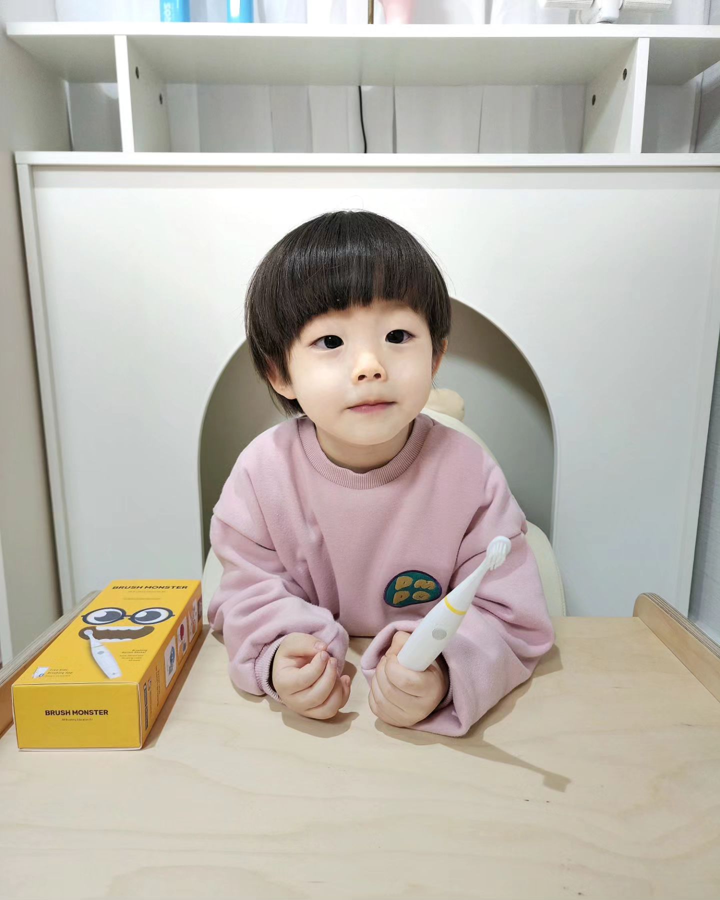 #광고_ 양치도 재미있게
엄마 아빠도 행복한 양치시간

브러쉬몬스터 유아전동칫솔은 
즐거운 양치습관을 길러주기 좋더라구요 

브러쉬몬스터만의 앱연동으로 아이들이 AR가이드를 보면서 16개 구역을 나누어 재미있게 양치를 해요
양치질 점수 결과를 앱을 통해 확인~
예준이가 신기해서 더 신나게 양치하네요
엄마 아빠는 잘 안 닦인 부분의 데이터와 전문피드백을 보며 꼼꼼하게 관리해주고 있어요 

브러쉬몬스터는 
유아용(2세이상), 어린이용(7세이상)
나이대에 맞춰서 양치 할 수 있어요~

양치를 하면서 물에 닿아도 걱정없는 
방수등급으로 물기 많은 욕실에서도 문제없어요
초경량이라서 손목에 무리없이 
아이들이 가볍게 양치를 하네요 

진동이 무음부터 5단계까지 음파진동을 아이에 맞추어 설정이 가능해요
원터치로 작동법도 쉽고 칫솔모가 부드럽고
칫솔헤드가 분리형이라 세척 관리하기도 편해요 

양치시간에 지루함 없이 우리 아이가
스스로 양치를 할 수 있어서 더 좋네요 
부모와 아이 모두 스트레스 없이 아이의 치아 관리를 해주는 브러쉬몬스터 전동칫솔로 즐거운 양치습관 만들어 보아요~

brushmonster_official 

#전동칫솔 #브러쉬몬스터 #유아전동칫솔 #아기전동칫솔 #어린이전동칫솔