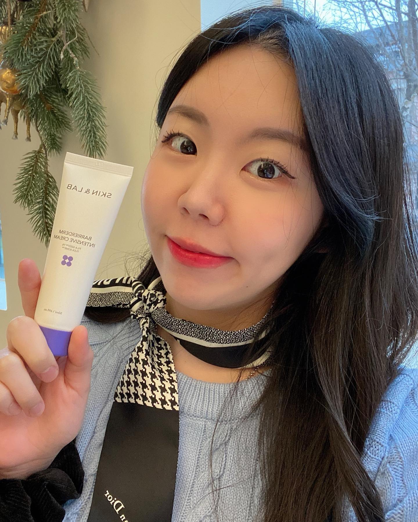 skinnlab_official 
#제품제공 
스킨앤랩에서 보내주신 #베리어덤인텐시브크림 🤍
크림안에 동글동글 알갱이들이 있는데
이 캡슐안에 장벽 케어 성분이 있어 수분이 빠져나가지 않고
촉촉함이 유지되는 거래요 !
보습감이 좋은데 끈적임이 적어서
저는 메이크업 전에 발라주고 있어요 ٩꒰｡•◡•｡꒱۶

* 2월 한달간 스킨앤랩 공식 스마트스토어에서 베리어덤 인텐시브 크림 30%할인과 장바구니 쿠폰 3,000원 추가 증정해준다니 다들 달려갑시도 ♪~ ᕕ( ᐛ )ᕗ
#스킨앤랩 #베리어덤크림 #베리어덤인텐시브크림 #보습크림 #장벽크림 #보습장벽크림 #보장크림 #진정크림 #겨울스킨케어 #겨울수분크림 #피부과크림 #협찬모델 #협찬디엠 #beautycosmetics