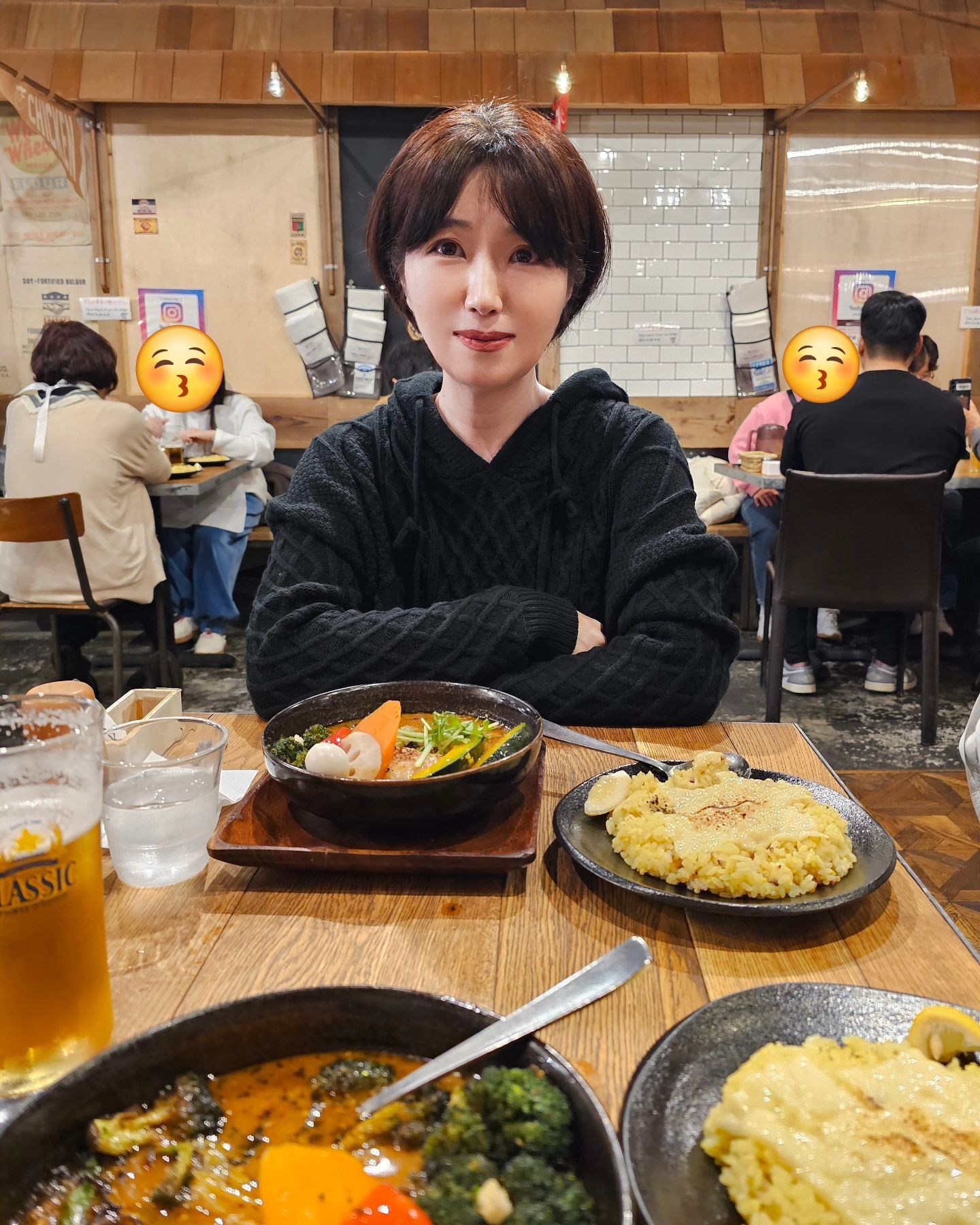 #여행기록
삿포로에 가면 꼭 먹어야 할 음식 중 하나가 
스프카레 인데요~
제가 방문한 곳은 가장 인기있는
가라쿠 스프카레 전문점 이었어요.

점심시간이 끝날 시간에 저녁 예약을 하려고 
방문했는데 오후 4시30분부터 웨이팅 등록을
할 수 있다고 해서 다른 일정을 보내고 남편과 
함께 다시 오후 4시05분에 도착했더니 
저희 앞으로 20명정도가 줄을 서 있더라구요.
역시 가라쿠 인기 대단하더라구요!!

정확히 4시30분이 되니 키오스크
웨이팅 등록을 하면 종이가 나오고
QR코드가 있는데 스캔을 하면
라인메세지가 뜨고 실시간으로
입장 순서를 확인 할 수 있어요.

일단 4시30분부터 순서대로 키오스크 웨이팅 
등록을 하면 밖에 나가서 기다리시는 분들도 있고
내부에서 기다리는 분들이 있는데~
5시부터는 입장이라 줄이 있어도 이미 등록을 
하신분들이 대부분 이라~ 아래로 내려가서 
키오스크 에 꼭 웨이팅을 하세요!!

5시가 되니 일찍 가서 기다린 덕분에 첫 타임에 
들어가서 식사를 할 수 있었답니다.^^

각자 취향대로 커리,맵기,밥양,토핑
을 선택하는데~ 밥은 치즈밥 추천!

각종 야채를 더 맛있게 즐길수 있어서 좋았고, 
역시 스프카레 맛집 답게 웨이팅 시간이 
아깝지 않더라구요. 맛 진심 엄지척!!
.
.
#삿포로 #스스키노 #스프카레
#스스키노맛집 #스프카레맛집
#삿포로여행 #삿포로맛집 
#웨이팅이아깝지않아 #만족