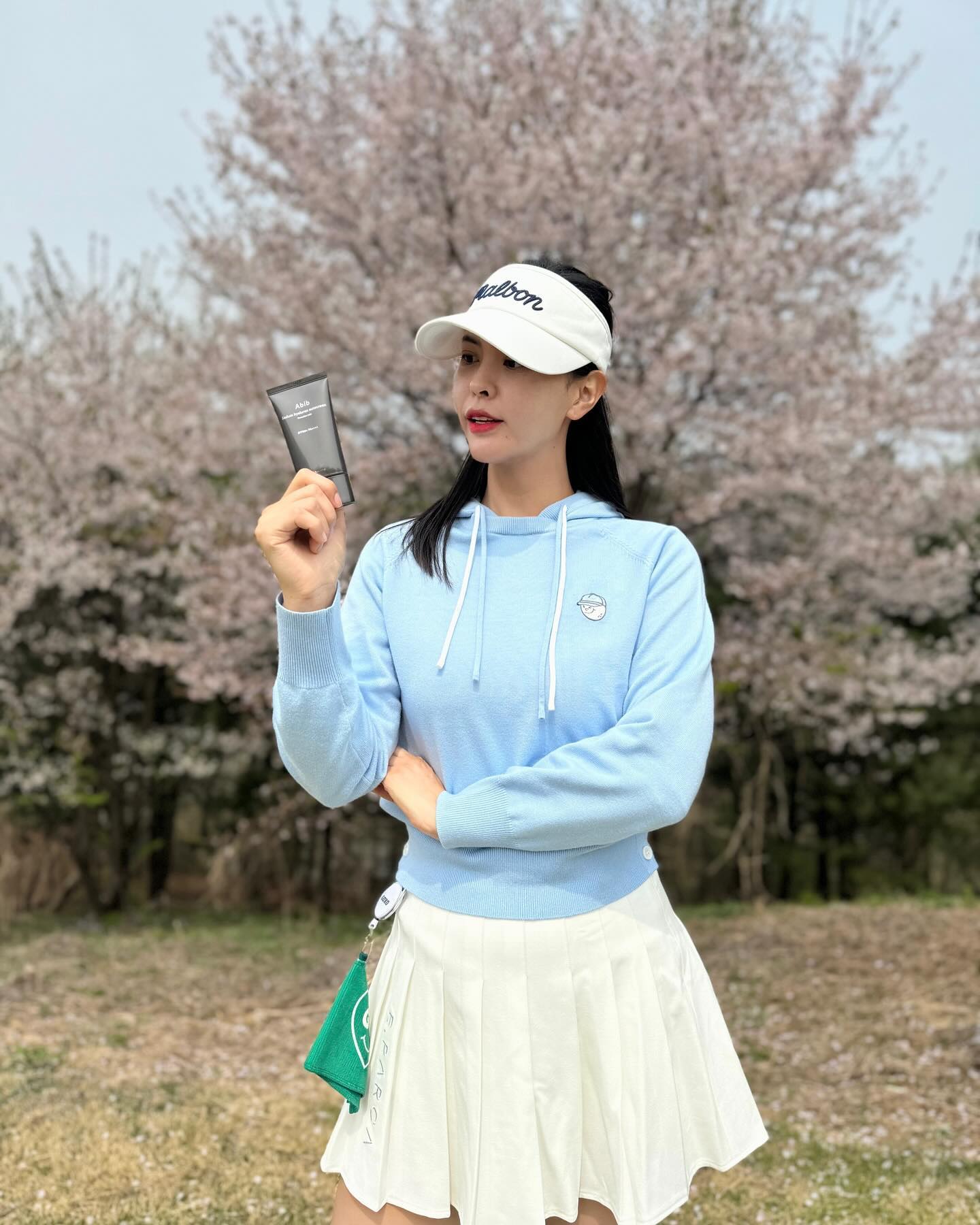 #광고
작년부터 쓰고있었던  아비브 선크림인데 이번에 튜브형식으로 새로 나왔더라구요!
가장 쓰면서 좋았던 점은 수분선크림이라 촉촉함과 잘 펴지고 흡수가 좋다는점! 그러면서 끈적이지 않고 촉촉함 유지되어 진짜로 주변 분들에게도 많이 추천했던 제품이예요 !!

이번 골프치면서도 이제 봄볕이 제법 강해져서  화장한 겉에 덧바르고 했는데도 광이나고 뭉치지 않았어요 😀 최공

🌱아비브수분초 선크림 네이버 스마트스토어에서 40% 할인하는 중이니까  진짜 무조껀 추천드려요 !! 
일년동안 써봤던 쟤가 추천하는 찐템!!!

봄볕에 타지말고 뽀얀피부 모두 유지하세용 ☺️☺️

#아비브#수분초선크림#아비브선크림#아비브선케어#수분선크림#데일리선크림#선크림추천#선케어제품#선크림#골프#골프선크림#등산#등산선크림#골린이#라운딩#육아#자외선차단제품