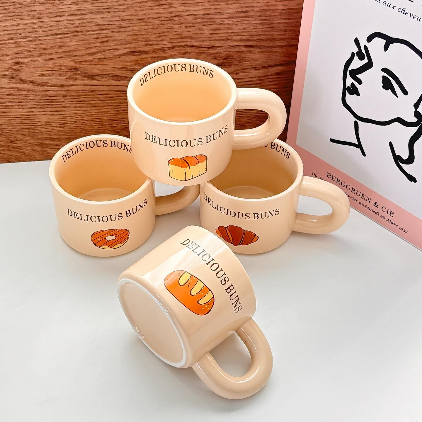 뻔한 머그컵에 질리신분 🖐️

머그컵하면 걍 일자에 손잡이있고
레터링이나 그림만 좀 다르구 ,,, 그랬자나요. 

요곤 컵 디자인부터가 남달라요~ 
나즈막해서 안정감이 있구 
과하지않은 뭉툭손잡이, 
그리고 바디컬러감이 부드러운베이지컬러라 
더욱 이뻐요💛

골라쓸수 있는 이쁜 디자인🤭
자, 어떤 빵이 젤 좋으신가요????