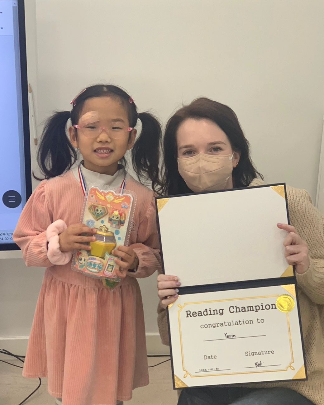 #영어수업기록

우리루아 Reading Champion 상 받았어요🏅
매주 5권 이상씩 리딩앤 책을 읽을 수 있도록 이끌어주시는 선생님!
부족하지만 더 열심히 할 수 있도록 수요일마다 피드백해주시니 동기부여가 될 수 밖에 없더라고요!
꾸준히 책 읽고 독서습관도 잡고,
영어노출도 할 수 있게 도와주니 조이키즈잉글리쉬 리딩앤프로그램도
만족스러워요 💓

📣조이키즈잉글리쉬 새학기 신입생 모집중인거 아시죠?
벌써 마감된 클래스가 많은 거 같던데,
상담신청하시구!
아이가 좋아하는 영어수업, 늦기전에 시작해보세요 🙂💛💜

🌞 joykids_english_ulsan 🌈

#유아영어 #울산유아영어 #울산원어민영어 #4세영어 #5세영어 #6세영어 #7세영어 #유아영어수업 #조이키즈잉글리쉬 #조이키즈잉글리시 #joykidsenglish #울산유아영어수업 #울산어린이영어 #울산유아영어수업추천 #울산놀이영어 #울산소수정예영어 #울산조이키즈 #울산영어도서관 #울산유아파닉스 #울산유아영어 #울산유아영어원어민수업