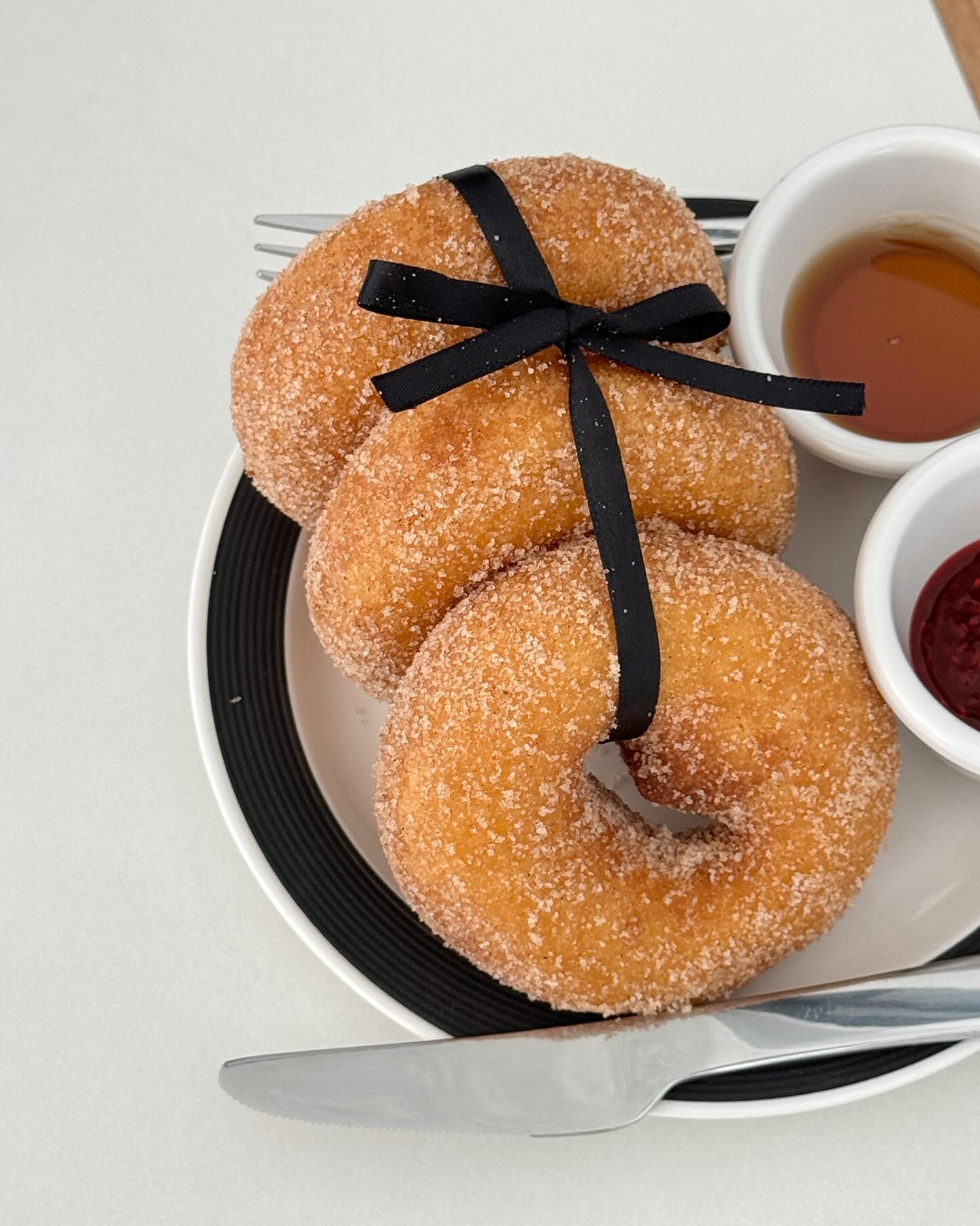 귀여운 반죽이가 있는 리본 도넛 맛집 🍩🎀