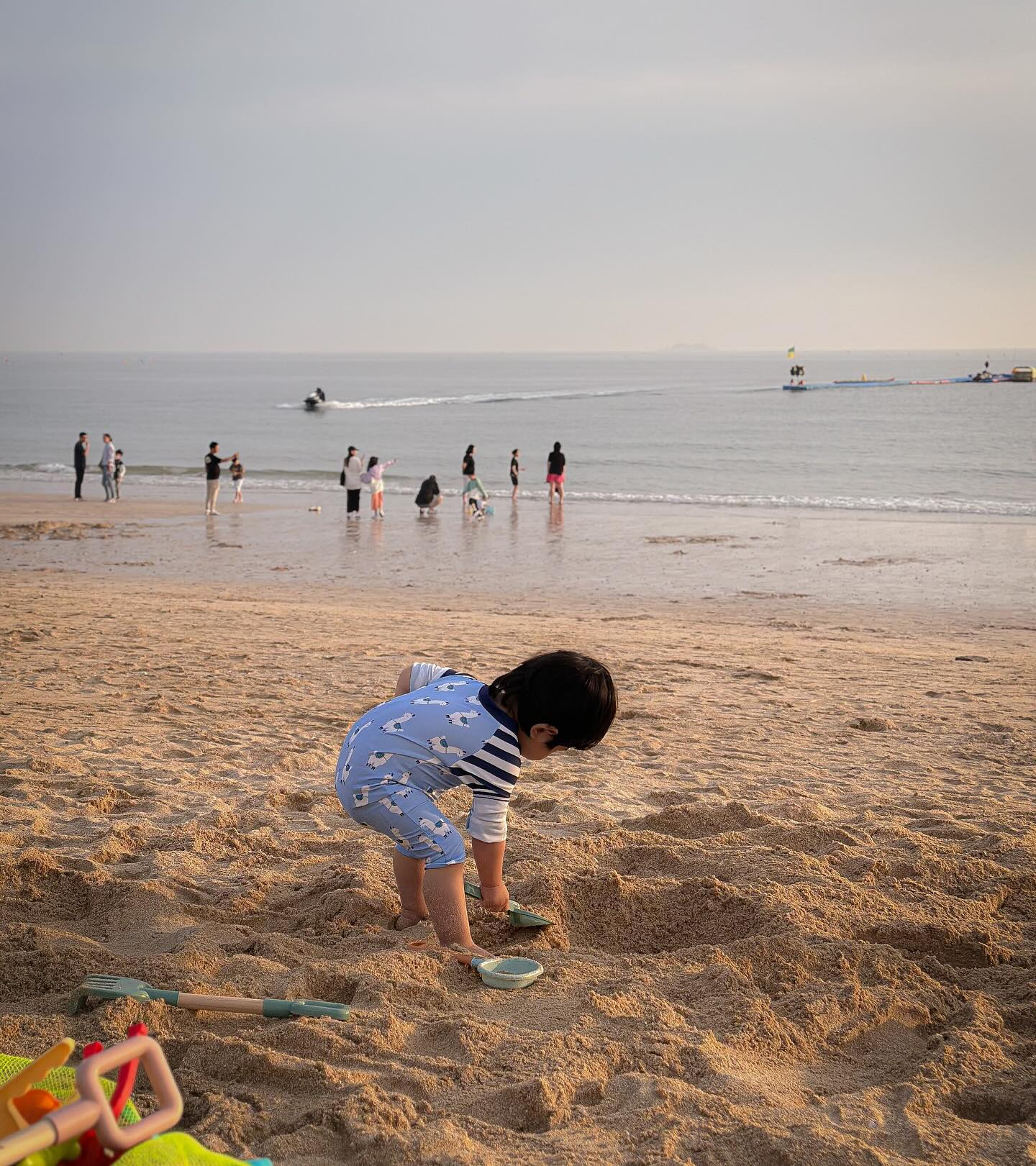 열 장 꽝꽝채운 대천여행🏖️
지원이 첨으로 바닷물에 발도 담궈보고
모래놀이도 하고 동물원 구경도 하고
오랜만에 먼 길 떠났던 여행!
맛있는것도 많이 먹고
너무 즐거웠당❤️
난 일 박인줄 알고 일 박 짐만 싸와서 당황했지만…😂
다음에 또 같이 놀루가요✈️

#보령 #대천 #대천여행 #대천해수욕장 #아이랑여행 #가족여행