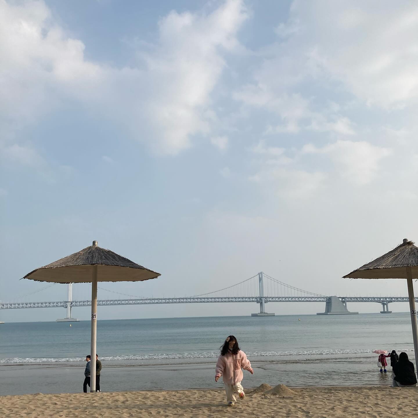 -
할머니집에서 집에갈때 우리집 국룰
바다 들리기
아무것도 안가져 가면 더 잘놈 ㅋㅋ
농담으로 양말 벗겨줄까 하니 진심으류 받아 들여서 식겁
집에 안간다는거 억지로 데꼬옴 ㅋㅋ
귀여벙❤️내사랑
-
-
#부산#광안리#모래놀이