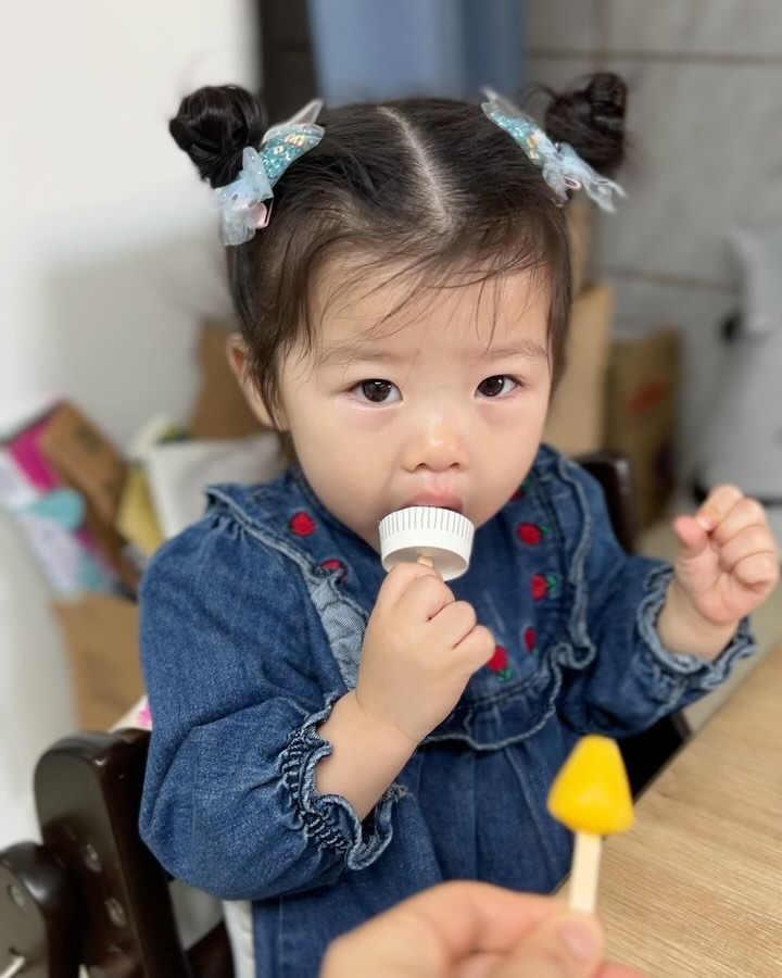 👧🏻+673 👶🏻+89
아이스크림에 맛들인 쩨리🩷
아이스크림 먹자고 해서 같이 먹었는데요.
제가 빨리 먹어 작아져서 바꾸자고 하니 안된다네요🤭
자기꺼 챙일 줄 알아서 다행이에요😍
엄마표놀이로 종이접기로 아기상어, 엄마상어 만들어봤는데🦈
하트스티커 잘 붙이다가 얼굴에 붙이기 시작하더니🩷🩵
결국 쩨리뽀맘도 이렇게 되었네요😅