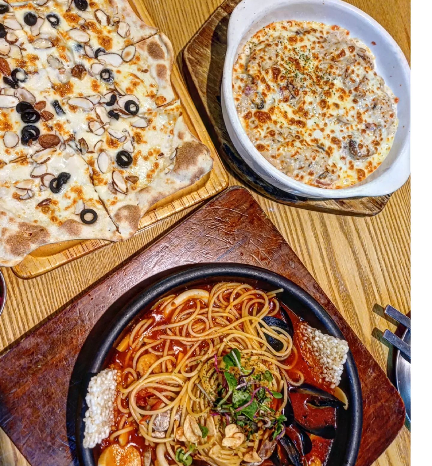 #올리앤위례점 #협찬

아이들도 저도 좋아해사서
주말에 자주 방문하는 #위례브런치맛집
#올리앤 방문했어요.

매콤한 국물이 최고인 저의 최애 파스타 🥘
얼큰한 항아리누릉지해산물파스타

버섯, 베이컨 등 각종 재료와 치즈가 가득 들어가
꾸덕함과 고소함이 최고인 버섯크림리조또

얇은 도우라 바삭하고
치즈 위에 올리브와 아몬드가 가득해 더욱 고소한
고르곤졸라 피자 (with 🍯)

오늘도 맛있게 먹었습니다.🥰

#복정맛집 #위례맛집 #위례양식 #위례레스토랑 #위례데이트 #위례파스타  #위례점심 #남위례역브런치