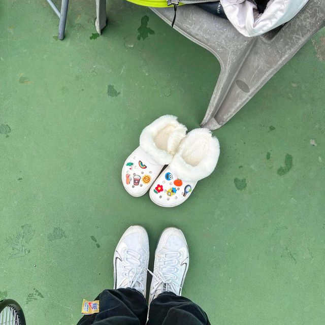 Amorssong on Instagram: "#광고 크록스 너무 편해서 자주 신었는데 털없는 슬리퍼는 지금신기 너무 발시렵졍😭 이럴때! 윈터피스 #크록스내피 하나면 걱정끝! ✔️밑창 미끄럼 방지 처리되어서