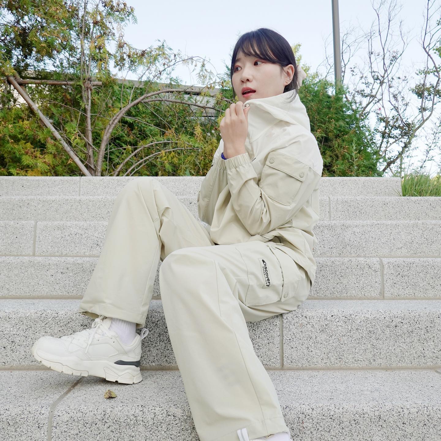 🧡디스커버리 23FW 신상 근접샷 모음💛

“고프코어 우븐 아노락 트레이닝 자켓 & 팬츠 세트”

🍁자켓 사이즈 : 85
🍂팬츠 사이즈 : 26
*정사이즈로 입으니 딱 좋아요🫶

✅ 소재 : 가벼움, 구김안감, 유연성 있는 편안한 소재
✅ 핏 : 슬림한 오버핏, 부하지 않은 세련된 핏

#트레이닝복
#트레이닝셋업
#트레니닝세트 
#바람막이
#원드브레이커
#아노락
#아노락세트
#아노락트레이닝 
#운동복
#운동복패션