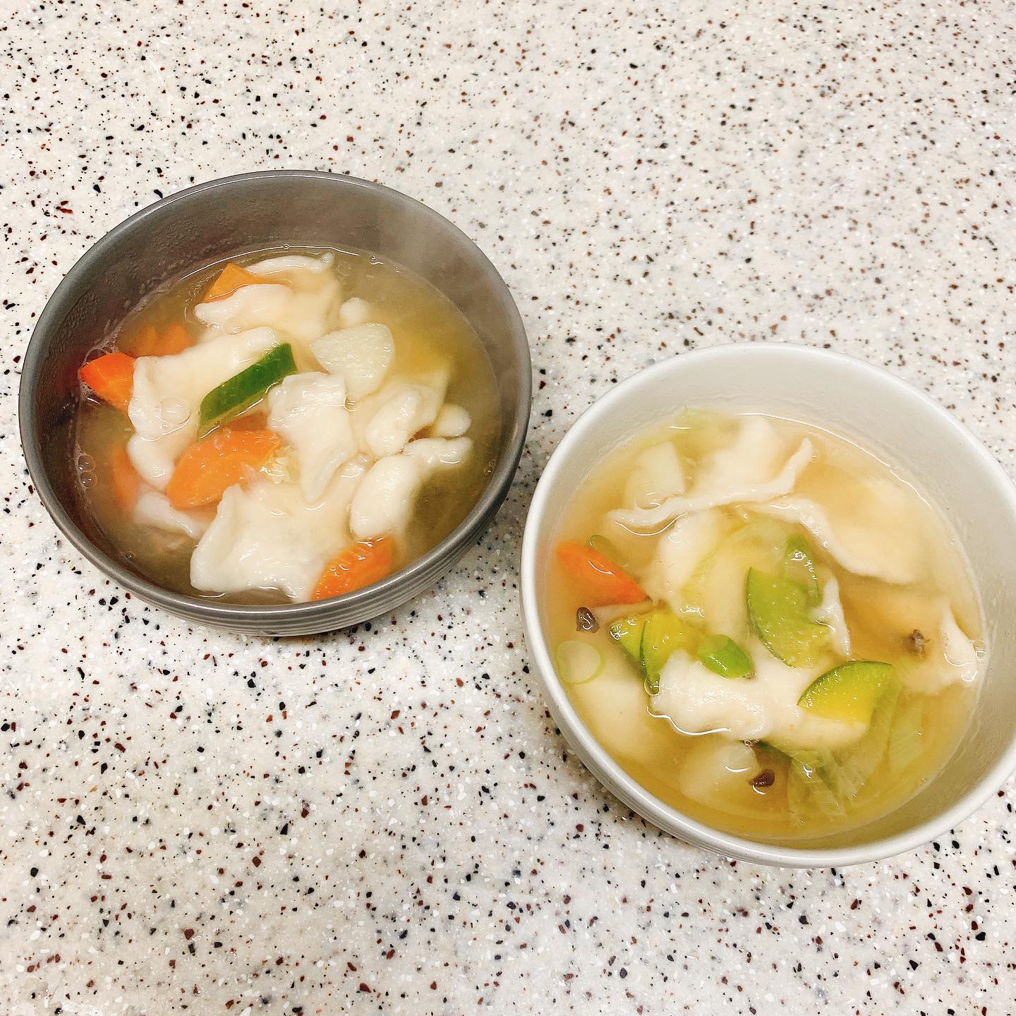 울 뽀시래기들 저녁 감자수제비
두그릇씩 클리어 맛있어요 따봉👍🏻