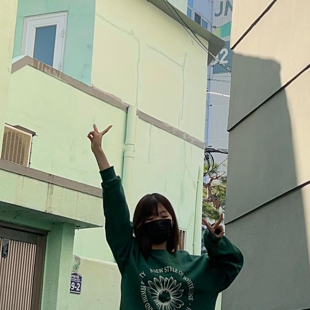 𝕤𝕠𝕠𝕜𝕪𝕦𝕟𝕘 on Instagram: "#광고 백수 4일차🙊❤️ 좋은 기회로 @1rony9orno_official 제품을 받아 솔직 후기!! 💚 재질이 넘 부들부들하고, 코마사 3단 쭈리 원단을 사용해 탄탄한 핏감