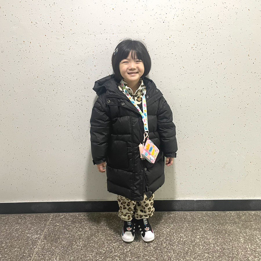 #협찬

신학기 선물을 고민중이거나 초등학교 입학선물 준비중이신 
분들 많으시죠?
꼭 추천하고 싶은 빅키드 일러스트 반지갑과 미니 손전등 키링

사이즈도 아이가 사용하기 딱 좋고,
무엇보다 가볍고 소재가 좋더라구요.
귀여운 일러스트 덕분에 볼때마다 기분좋아져요.

지퍼가 큼직해서 열고 닫기 편하고, 공간 활용이 좋아요.
왼쪽편에는 체크카드나 포토카드 같은 카드를 수납할 수 있고,
오른쪽편에는 지퍼가 있어서 동전을 보관할 수 있어요.
제일 뒷편은 지폐를 넣을 수 있는 공간이 넉넉해요.

이름표가 있어서 이름,주소,핸드폰번호,이메일을
적을 수 있어서 분실 방지에도 좋아요.

목걸이 끈은 탈부착이 가능해서 휴대성이 좋아요.

마감처리도 꼼꼼하고,
가벼우면서 실용적인게 제일 마음에 들더라구요.
스스로 용돈을 모으고, 사용하는 습관에 
꼭 필요한 빅키드 일러스트 반지갑 추천해요!

겨울에는 해가 금방 지잖아요.
시현이는 어두운걸 무서워해서 꼭 준비해주고 싶었던 
한손에 잡히는 깜찍한 키링 형태의 미니 손전등이에요.

키링이 달려있어서 들고 다니거나 가방에 끼우기 편해서 좋고,
무엇보다 하원길 밝고 안전하게 함께하니 든든해요.

#빅키드 #일러스트반지갑 #미니손전등키링 #빅키크루