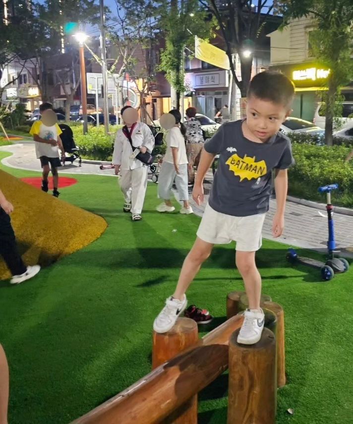 퇴근후에 애들 저녁먹이고,
놀이터 왔는데 이게 머선일???

이 시간대에 울 친구들이 이렇게나 많다니....🙊
첨보는 친구도 찐친이 되버린날💕

너의 그 친화력. 엄마는 부럽다😭
하은이는 아직 동생이라 그런지 나 잡아보라고 그렇게 외치는데 아무도 잡아주지 않았다고 한다.....🤣

왜 내일 또 만나기로 했다고 약속잡아온건데?????? 어???

# 저녁 놀이터
# 친구들 모여라
# 엄마도 같이 놈 ㅋㅋㅋㅋ

#산책 #놀이터 #놀이터뿌시기 #남매 #남매맘 #아들밈 #딸맘 #찐육아 #육아소통 #육아정보공유 #대구맘