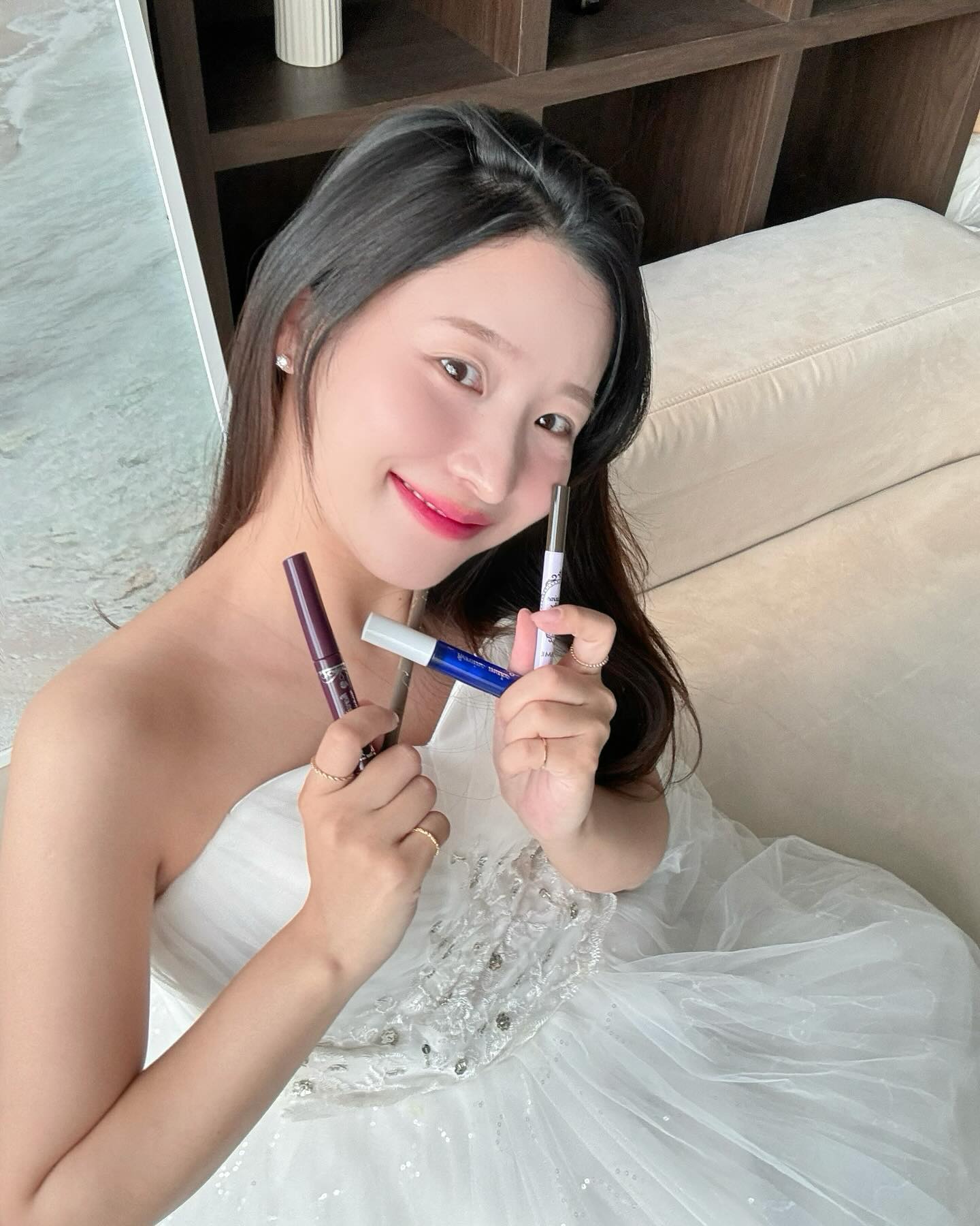 #제품협찬 2월 내내 너무 잘 사용했던 나의 키스미 💋 
키스미 제품 한번도 사용안해본 사람도 거의 없지만 한번사용하면 끊을 수 없찌요,, 먼저 NEW 히로인메이크 스무스 리퀴드 아이라이너 N 03 차콜 브라운 #키스미근본템 #N라이너#쿨톤라이너 사용해봤는데 

모두가 사랑하는 #인생라이너 N 라이너 이자 
13 년만의 신규 컬러에요 🤎또렷하지만 내추럴한 붉은기 제로로 쿨톤은 필수로 사용해보기 🌝 

아이라이너의 정석인 N 라이너 신규 컬러와 
천만카라의 지속력을 그대로 담은 마이크로 EX 도 고퀄대박이니 
믿쓰 키스미 그냥 써보시길! 

그리고 아이래시 세럼 EX #속눈썹세럼 은 진짜 효과 대박이니 모근튼튼 속눈썹 원하시면 꾸준히 사용해보세요오 
-

#키스미히로인즈 #키스미리뷰 #키스미퀄리티