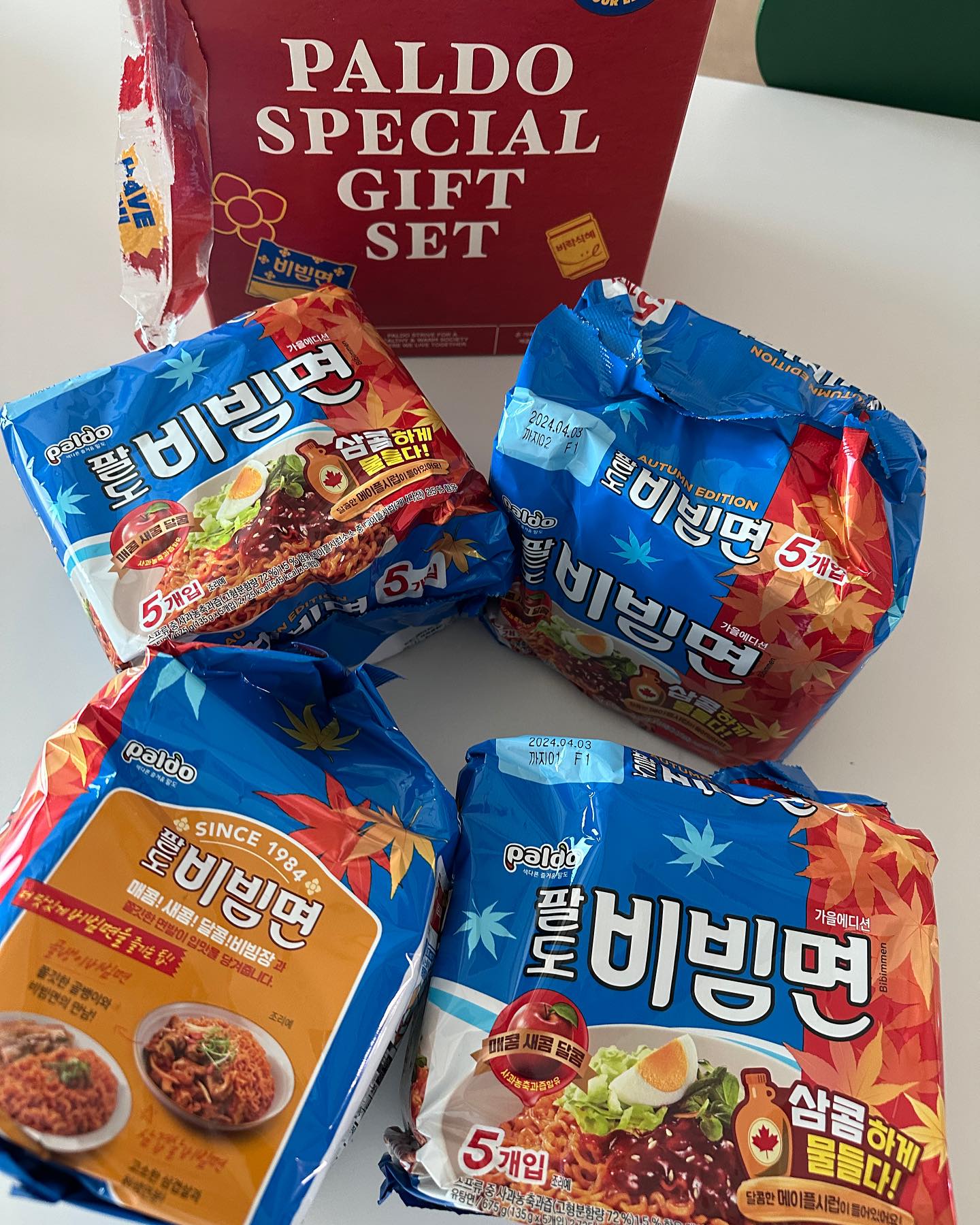 #팔도비빔면 #팔도비빔면가을에디션 

-제품제공 

🍁팔도비빔면에서 가을에디션으로 메이플시럽이 첨가된 
새로운 비빔면을 출시했어! 🫶🏻

기존 팔도비빔면에 후첨소스로 들어있는 메이플시럽을 
기호에 맞게 넣으면?!

맵단짠의 완벼쿠한 맛을 느낄 수 있지!
상콤한 비빔면을 한입 넣으면 코끝을 
탁-! 하고 스치는 달콤한 메이플향과 맛이 팔도비빔면을 한층 더 풍미살리고 엣지있게 세련되게 만들어주는 맛이야🫶🏻

이런 먹조합 생각한 사람 상줘! 💙

가까운 마트와 편의점에서 만나용!!

paldofood