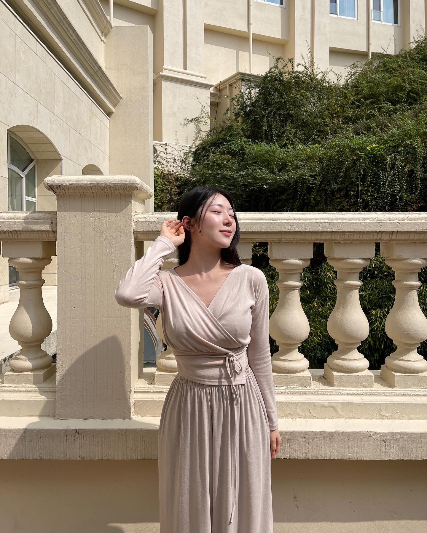 드뎌 금요일🤍🌿
내일은 일찍 일어나서 잠봉뵈르 오픈런 하러가꺼에요 
주말 촬영 가기전 빵 생각뿐 🥐🥯

#랩티셔츠 #와이드팬츠 #봄트레이닝세트 #트레이닝세트 
#마실룩 #등원룩