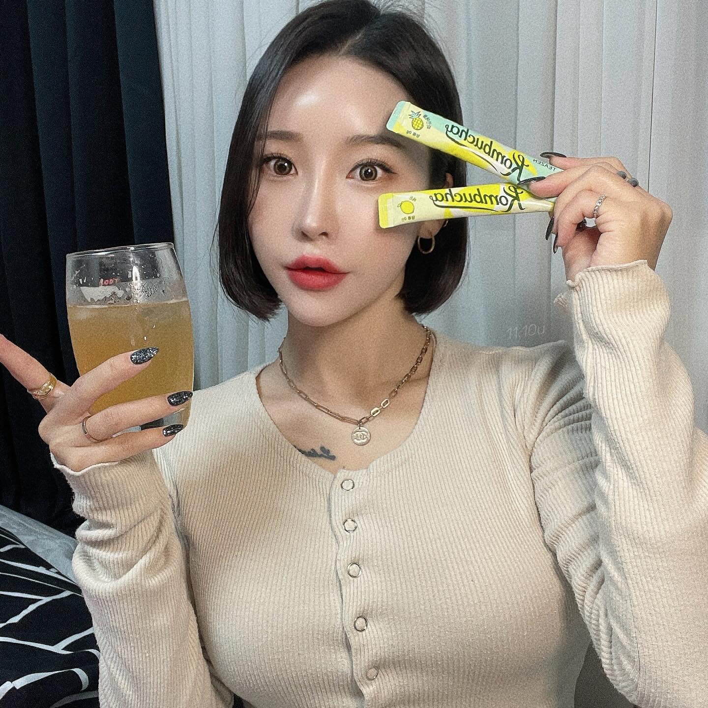 #광고 teazenofficial 
콤부차하면 티젠이죠🌿
<2023 올영어워즈> 
이너뷰티 부문 수상 제품으로 선정되었답니다🎊
⠀
수상 기념으로 5스틱 더 주는 기획상품 출시!
이번 12월 올영세일 때 다들 쟁이러 가시쥬🙌
⠀
당류는 0g! 칼로리는 15kcal!
프로바이오틱스+유산균 12종함유!
이래도 안 드신다구요? ㅎㅎ
⠀
얼음에도 잘 녹으니까 간편하게 들고 다니면서
탄산대신 콤부차 먹읍시다🌿
⠀
⠀
#콤부차 #티젠콤부차 #올리브영 #올영세일 #올영기획 #올영단독 #올영어워즈 #티젠 #올리브영콤부차 #올리브영간식 #올리브영저칼로리 #올영필수템 #올영간식 #올영추천템 #올영세일추천템 #올영 #리뷰