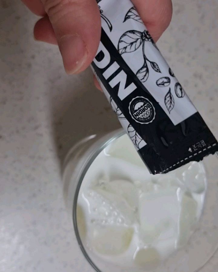 커피 내리기도 귀찮은날에는
초간단 액상커피로 맛있는 아이스콜드브루라떼
소확행~♡
원두종류도 다양해서 매번 골라먹는 재미까지
한가지맛만 계속 먹기 질린다 싶은 분들께도 추천

매월 보르딘스토어에서 알림받기, 신규고객, 재구매쿠폰도 있으니 꼭 다운받아 할인받으세욧
카톡플친 추가시 5,000원 쿠폰증정!!
정기구독시 첫회 보르딘 콜드브루 7종세트 증정 등
다양한 할인혜택까지 놓치지 말아요.

외출할때 출근할때 하나씩 챙겨가기 넘 편해요.

#보르딘커피
#콜드브루
#더치커피
#커피선물세트 
#콜드브루선물세트
#액상커피
#파우치커피
#액상커피
#스틱커피
#정기구독

https://naver.me/xJqjlL5p