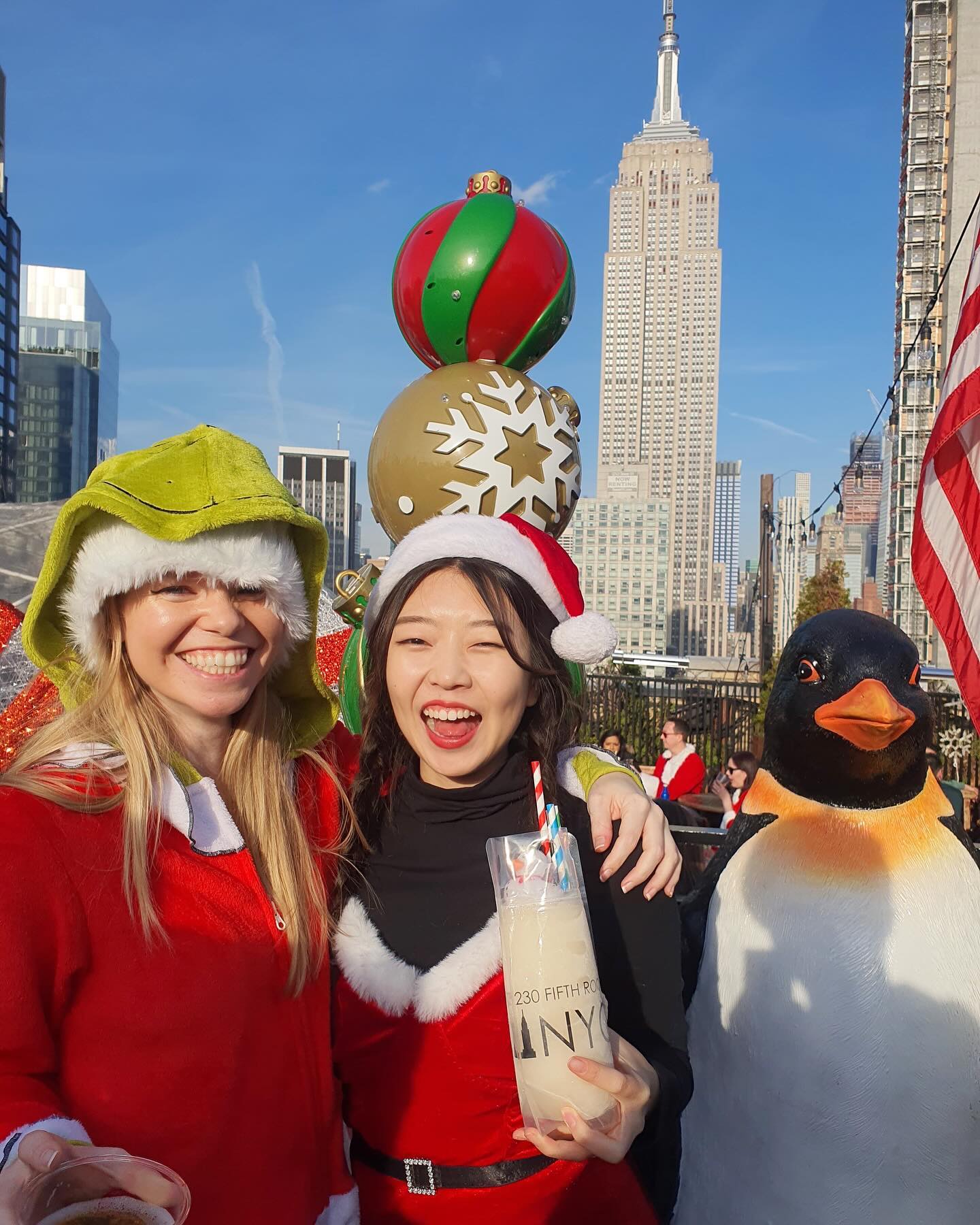폰 망가져서 이제야 복구한 크리스마스 사진ㅋㅋ 🎄
12월초 뉴욕에서 열리는 산타콘 파티에 가보길 추천드려요!! 
#christmas #santacon #santaconnyc #empirestatebuilding