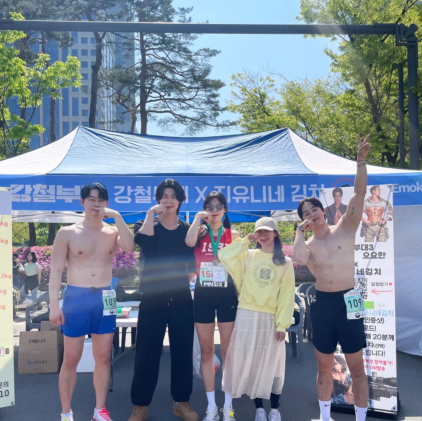 🥬 강철부대 x 지유니네 김치 사진,
그리구 유나 언니랑 찍은 출발선 사진 몇 장 더!

내 이름 김지윤
친구들이 부르는 애칭 지유니
초등학교 때 별명 김치 김치볶음밥 김치찌개
우리 집 김치 마침 다 떨어졌다.
이것은 destiny

#지유니네김치 #이벤트 jiyuninekimchi j_yunida gyu_17_2 _ohyohan mnsix__minsik wldbsdk3 #행복한가게마라톤