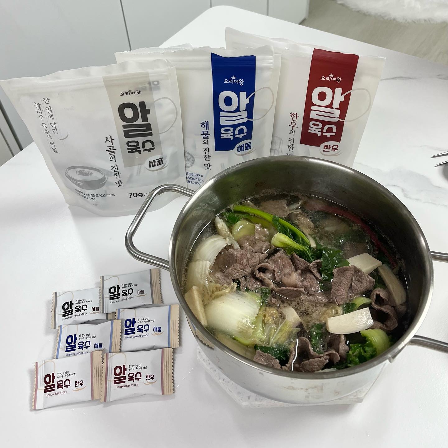 #광고 <요리여왕> 알육수🤍

번거롭게 시간들여 육수를 내지 않아도 알육수 하나면 간단하게 해결!

한우육수, 사골육수, 해물육수 세가지 종류로 요리에 맞게 사용할 수 있어요!

저는 전골에 한우육수를 사용해서 먹어 보았는데 깊은 맛이 나서 좋았어요 :)

yoriqueen.official

#택배의여왕 #요리여왕 #알육수 #코인육수 #육수한알