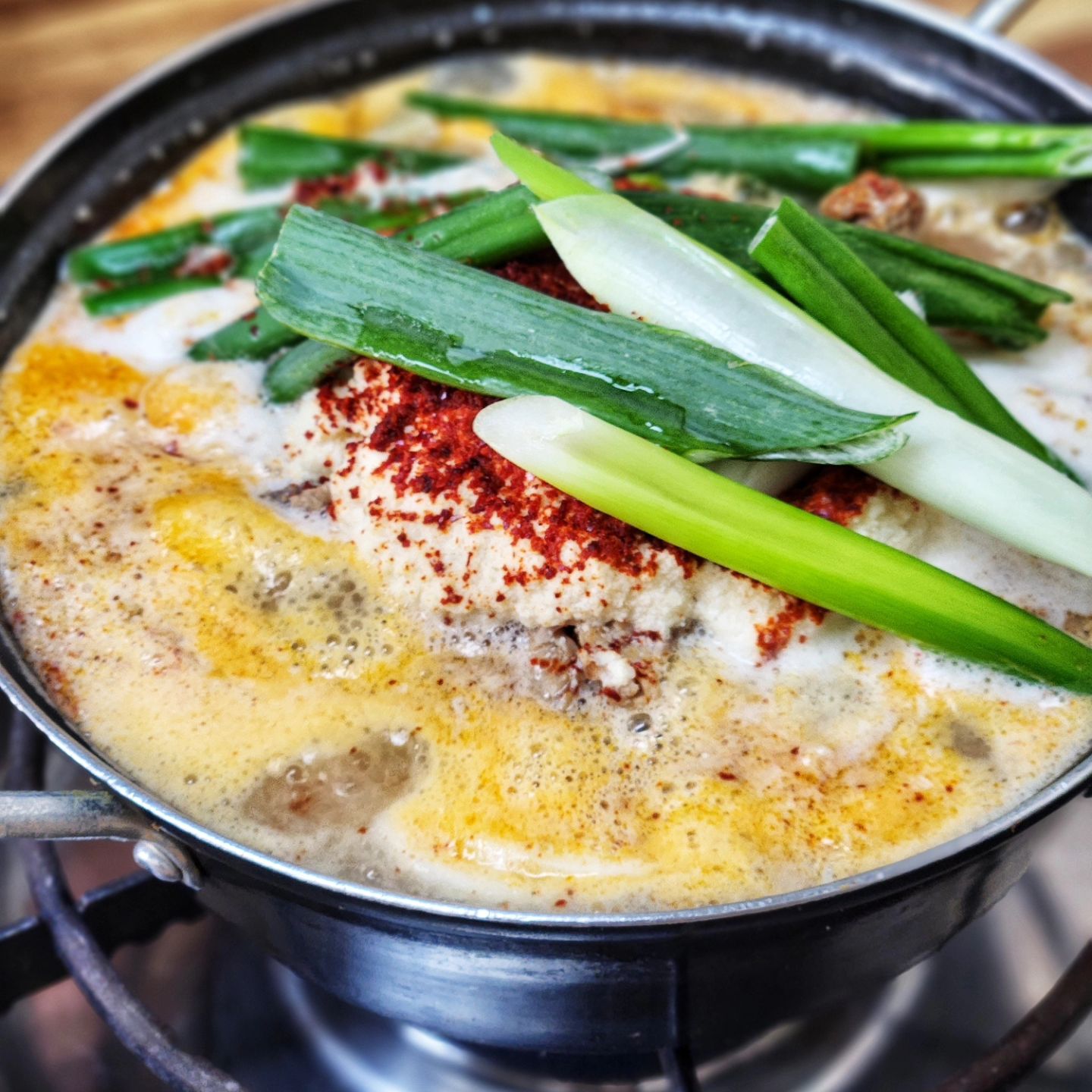 20240923 #안양감자탕 🥘

지난주에 우연히 홍석천님 나오는 유튜브에서 안양편이 소개된 걸 보고 찾아간 원조 안양 감자탕🥹 안양사람들은 다 먹어봤다길래 우리도 휴가내서 사람 없을 듯한 평일 오후 세시에 후다닥🏃‍♂️🏃‍♀️

#콩비지감자탕 (소) ₩32,000 🥣
첨엔 콩비지맛 감자탕이라니....넘 생소해서 아리까리, 색도 허여멀건해서 맛있을까 의문이였지만 자극적인 음식을 즐겨먹었던 우리에게도 너무 맛있는 이색?음식이였다🙂‍↕️ 일단 요 감자탕은 속이 넘 편해서 아쥬 건강한 느낌이 들었고 간도 잘 되어있었으며 라면사리에 벆음밥까지 야무지게 클리어하면 배터져서 요 날은 이거 먹고 그냥 바로 잠들어버렸다고ㅋㅋㅋ

누가 놀러오면 안양 맛집이라 데리고 갈 수 있는 곳이 생겨서 너무 좋았고 가꼼씩 가줘야겠다 싶은 곳이여따🫶

✨️ 위치 > 경기 안양시 만안구 장내로 143
⏰️ 영업시간 > 매일 11:00 - 24:00

#포부남녀 #pobu_namnyeo #먹스타그램 #내돈내산