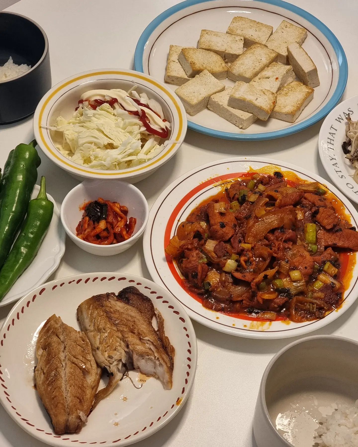 안녕하세요 코리아 한식 밥상 전문가 냉편입니다.

#밀린피드

최근 제가 밥상을 차리는 비중이 늘고있습니다.

그 이유는 제가 귀가를 더 빨리 하기 때문이죠.

저희집은 일찍오는 사람, 쉬는 사람이 밥 차려주는게 국룰입니다.

밥을 자주 하게 되었는데요.

저는 원팬, 원플레이트 음식 매니아라서 항상 특식을 담당해 왔었으나, 자주 음식을 하게 되면 아무래도 아이디어의 한계에 부딫히기 때문에 한식을 만들게 되었습니다.

만만한게 두부찌짐이죠? 일단 지져주고, 동물성 음식들이 필요하죠? 생선굽고

제육은 회사에서 음식이 남아 포장해온것으로 대체했구요.

아삭이 고추와 양배추 샐러드까지 더해 싱그러움을 넣었습니다.

처음 요리를 시작했을땐 이정도만 차리는데 한시간도 부족했는데, 이제는 삼십분 컷이라서 참으로 뿌듯하네요.

더욱 연마하여 멋진 집안의 짜파게티 요리사로 거듭나도록 하겠습니다.

저는 물러나볼게요. 그럼 이만.

#한식 #제육 #두부지짐이 #양배추샐러드 #고등어구이 #아삭이고추 #오이고추 #집밥 #집밥김선생 #엄마밥상 #고향의맛 #한상차림 #요리 #요리하는남자 #요리남 #취요남 #선팔 #맞팔 #선팔맞팔