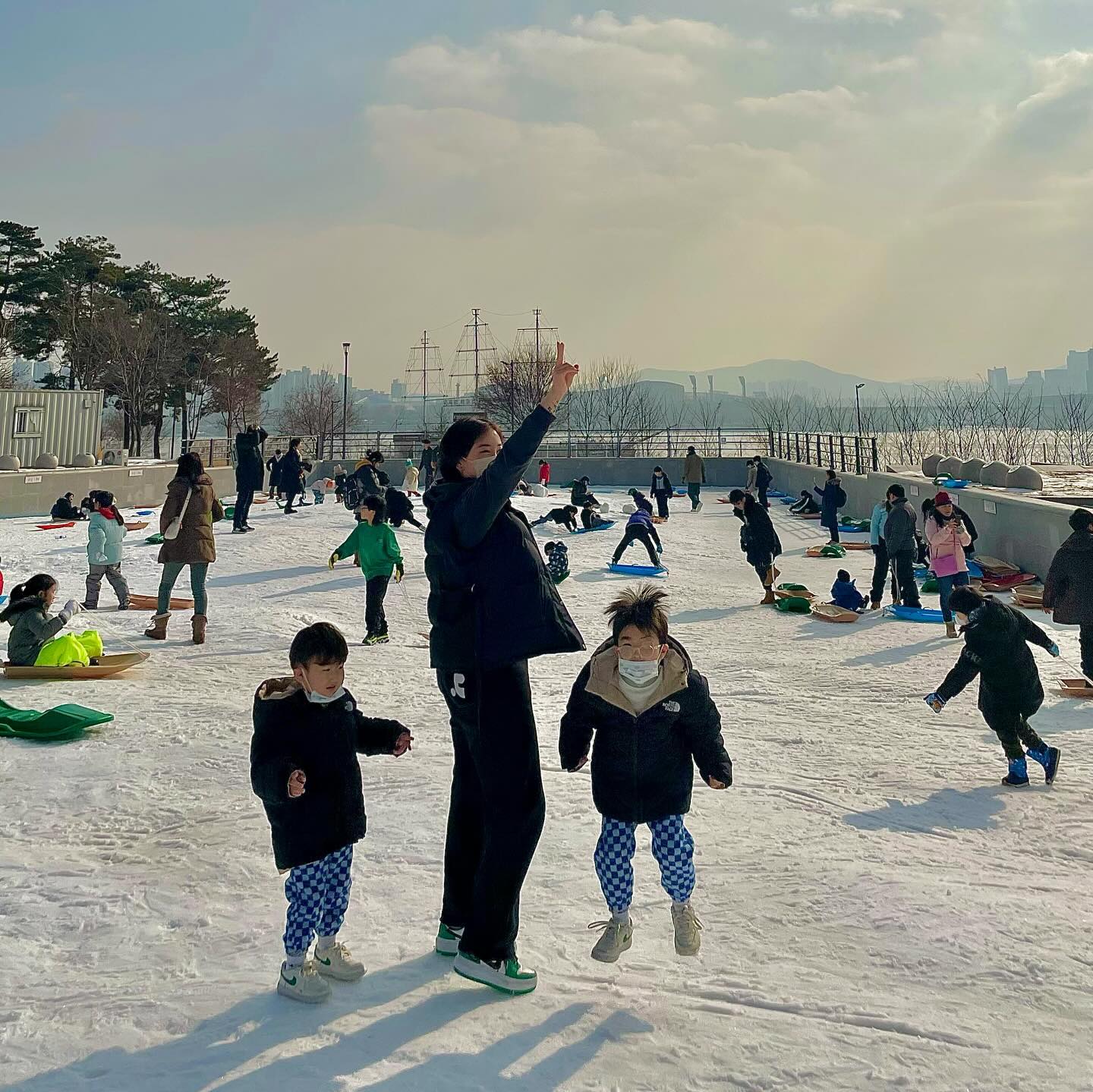 한강눈썰매장❄️
썰매는 한번타고 말고 먹기만하다온
빙어🐟도 잡아서 튀겨먹고 
둘이 뽑기를 하면 동전뽑기를 해도 꼭 신기하게 
똑같은거 나오는 용이 강이🤍 
돌림판 엿뽑기도 똑같이 거북선 뽑았어 
신기해 🩵