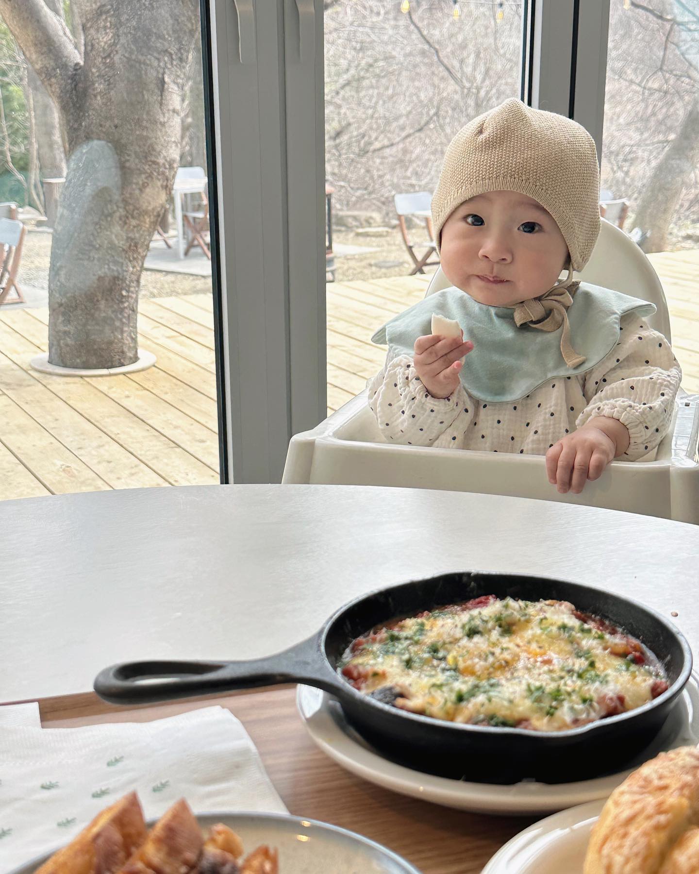 큰이별을 겪은지 한달이 지났다. 그리고 좋은분들의 위로에 감사함을 한번더 느낄수 있었다. (생각지도못한 위로들까지 너무 감사합니다!)
시간이 지난다고 괜찮아지는게 아닌 추억하며 그리움을 안고 살아가는게 맞는듯하다. 
로운인 한달사이 더 컸고 이유식도 세끼를 먹는 사람다운 생활을 하게되어 정신없는 육아를 선물해주었다. 이유식하고 밥먹이다보면 하루가 끝남,, 덕분에 힘든 시간을 잘 이겨낼수 있었다. 
아빠가 로운이보고 힘내라고 그래도 다행이라고 생각했을거같다.
오랜만에 바람도쐬고 자유부부되서 좋아하던 와인바도 다녀왔는데 남편이랑 마주보고 이런저런 대화하는게 참 오랜만이었다. 우리 부모로서 열심히살고있었네ㅠㅠ 요즘 엄마껌딱지 된 이로운은 세시간을 울었다고한다🥲
일상으로 다시 차근차근 돌아오는데 브레이크가 걸리긴하지만 소중한 사람들과 좀 더 건강하게 재밌게 사랑나누며 살아야겠다고 느꼈다.
행복만하자🫶🏻