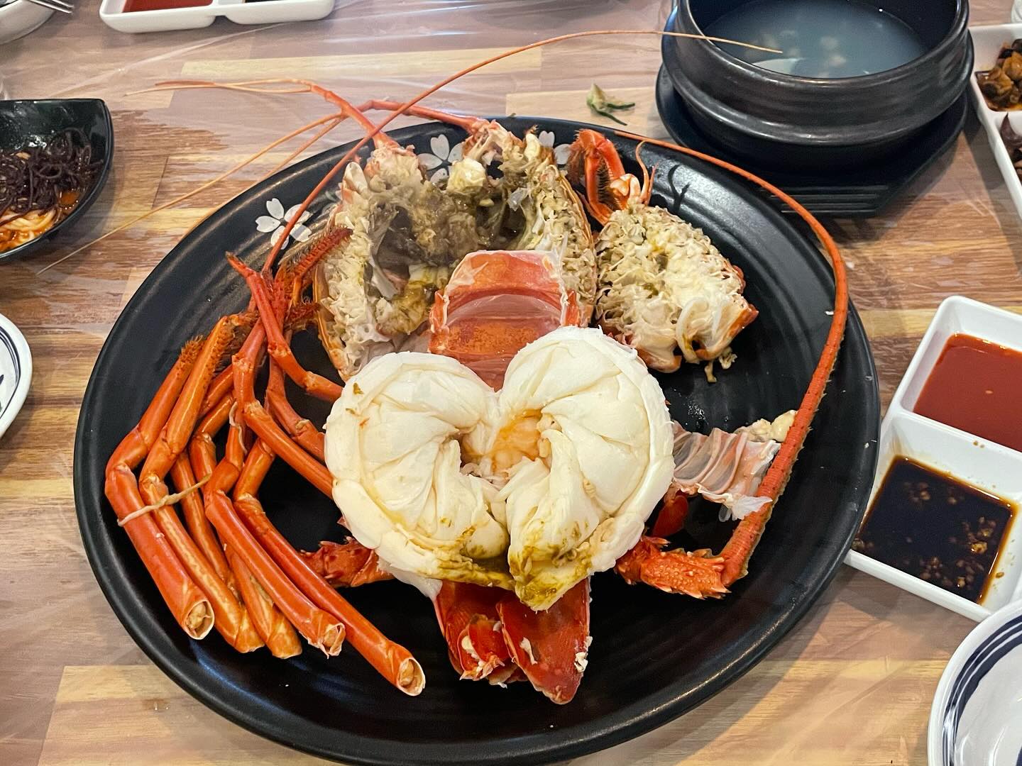 어제자 먹부림😋
언니들에게 돌쇠 보여준날🩵

1차 #동해바다꽃새우 에서 랍스터보다 맛있는 #크레이피쉬  먹고 내손보다 큰 #도하새우 랑 꽃새우회 먹고

2차 #만술당 에서 #스지전골 #크림치즈곶감 #꿀토마토 

내가 좋아하는 사람들과 맛있는 음식으로 행복한 시간🤍

우리 오래봐요🩵 자주봐요🩷

yeonhyi878 
ilovehs1106 
aayangho